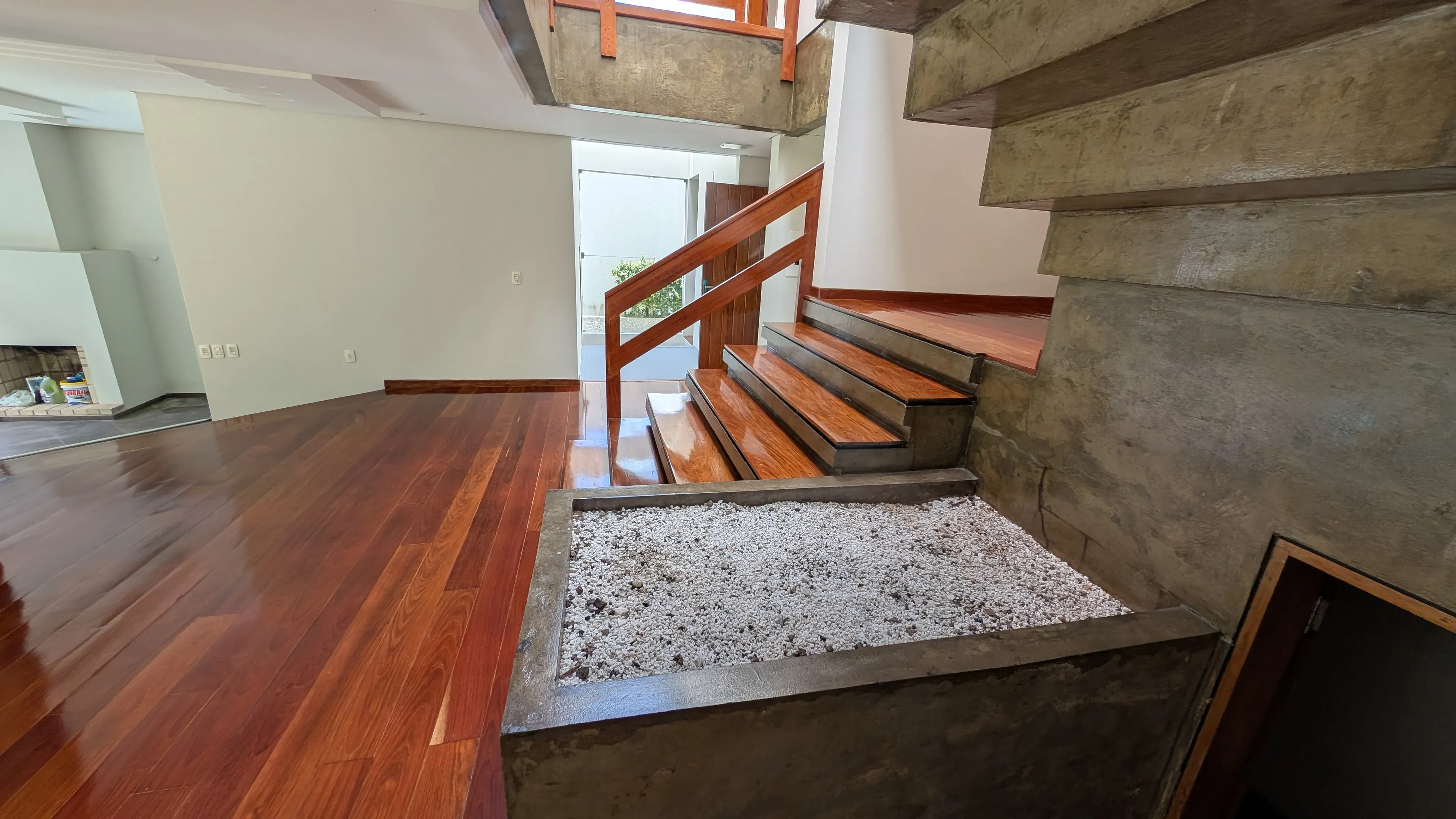 Casa com 5 dormitórios sendo 3 suítes e 4 vagas de garagem em Florianópolis/SC