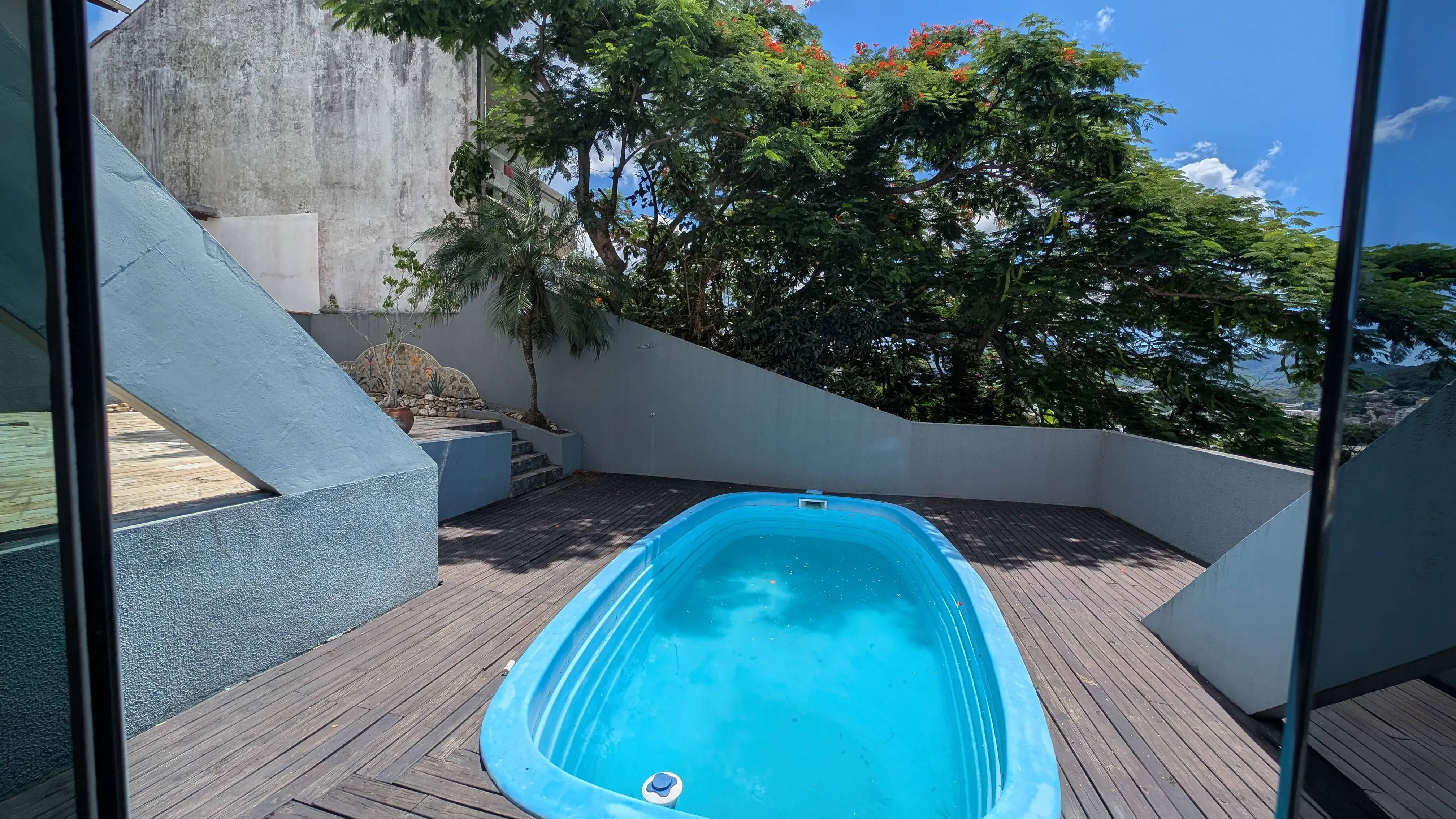 Casa com 5 dormitórios sendo 3 suítes e 4 vagas de garagem em Florianópolis/SC