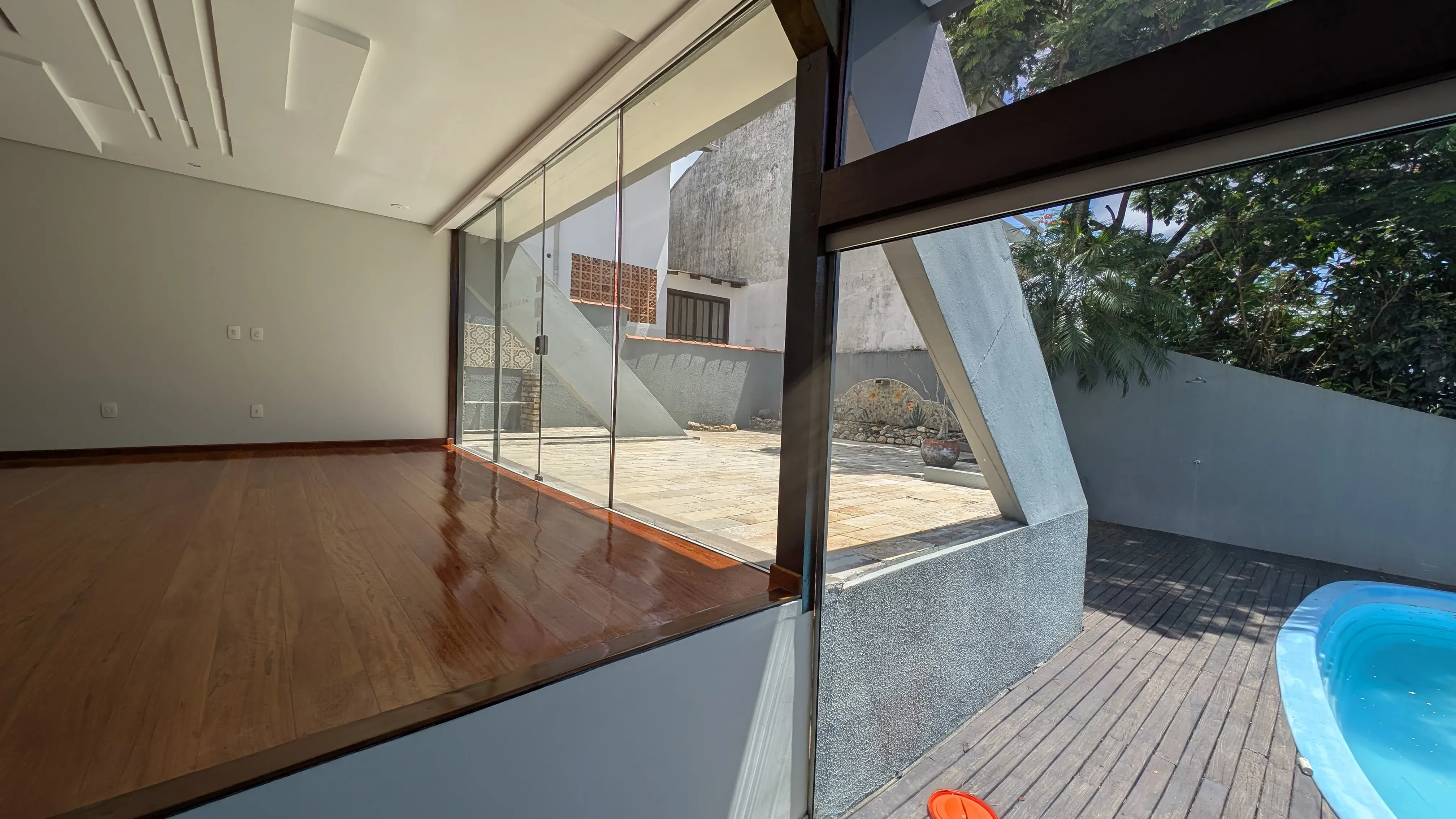 Casa com 5 dormitórios sendo 3 suítes e 4 vagas de garagem em Florianópolis/SC