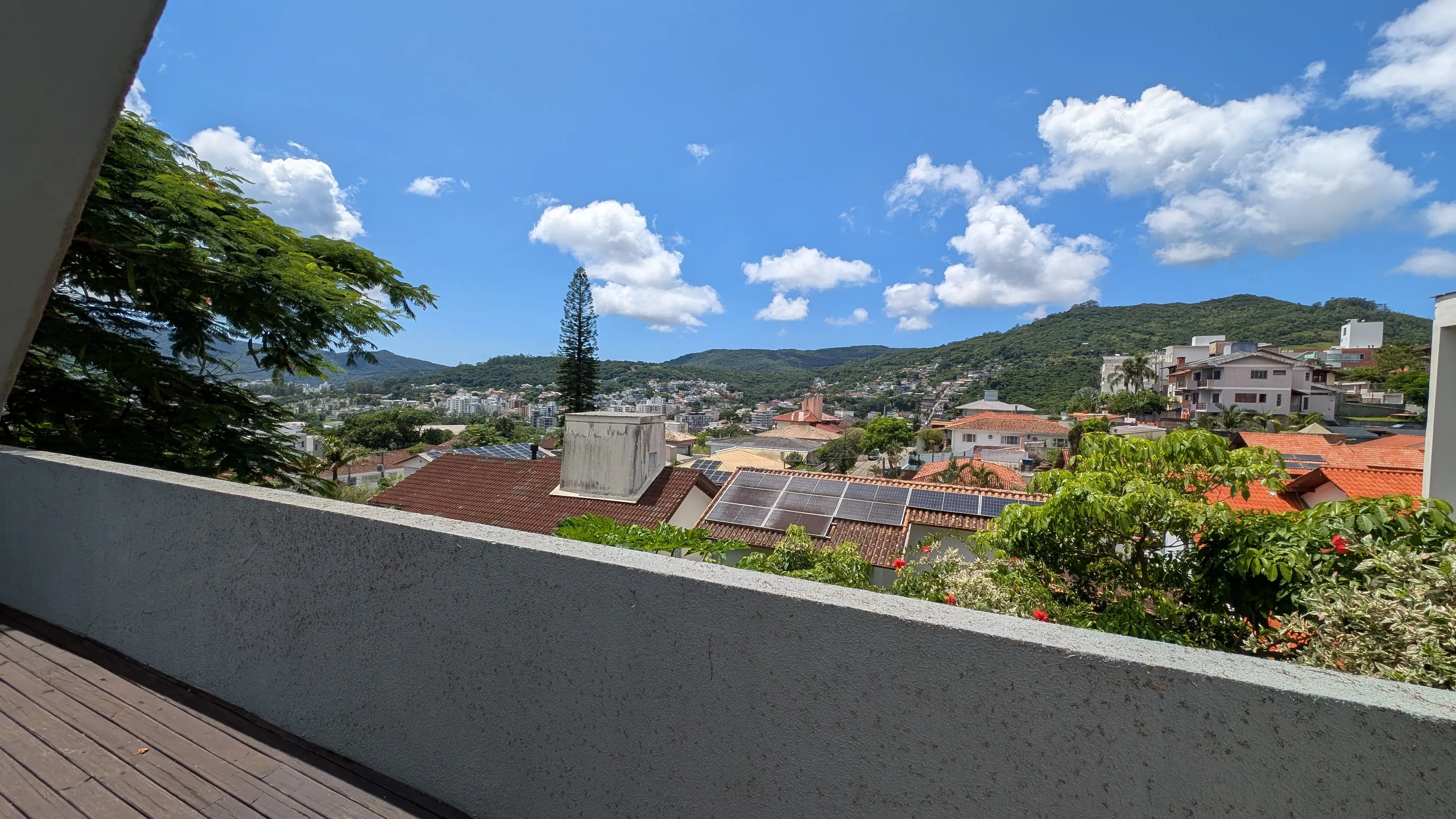 Casa com 5 dormitórios sendo 3 suítes e 4 vagas de garagem em Florianópolis/SC
