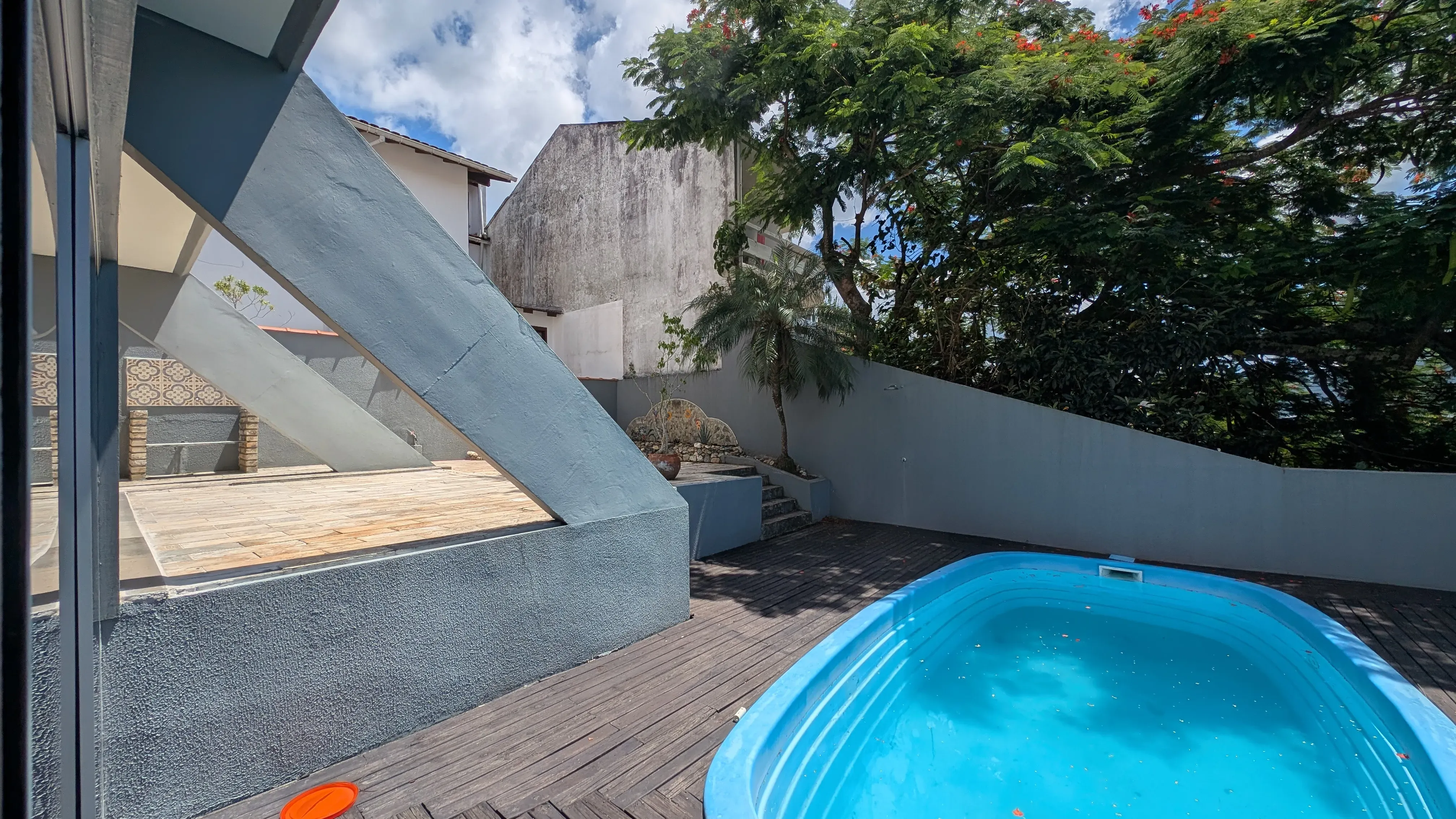 Casa com 5 dormitórios sendo 3 suítes e 4 vagas de garagem em Florianópolis/SC