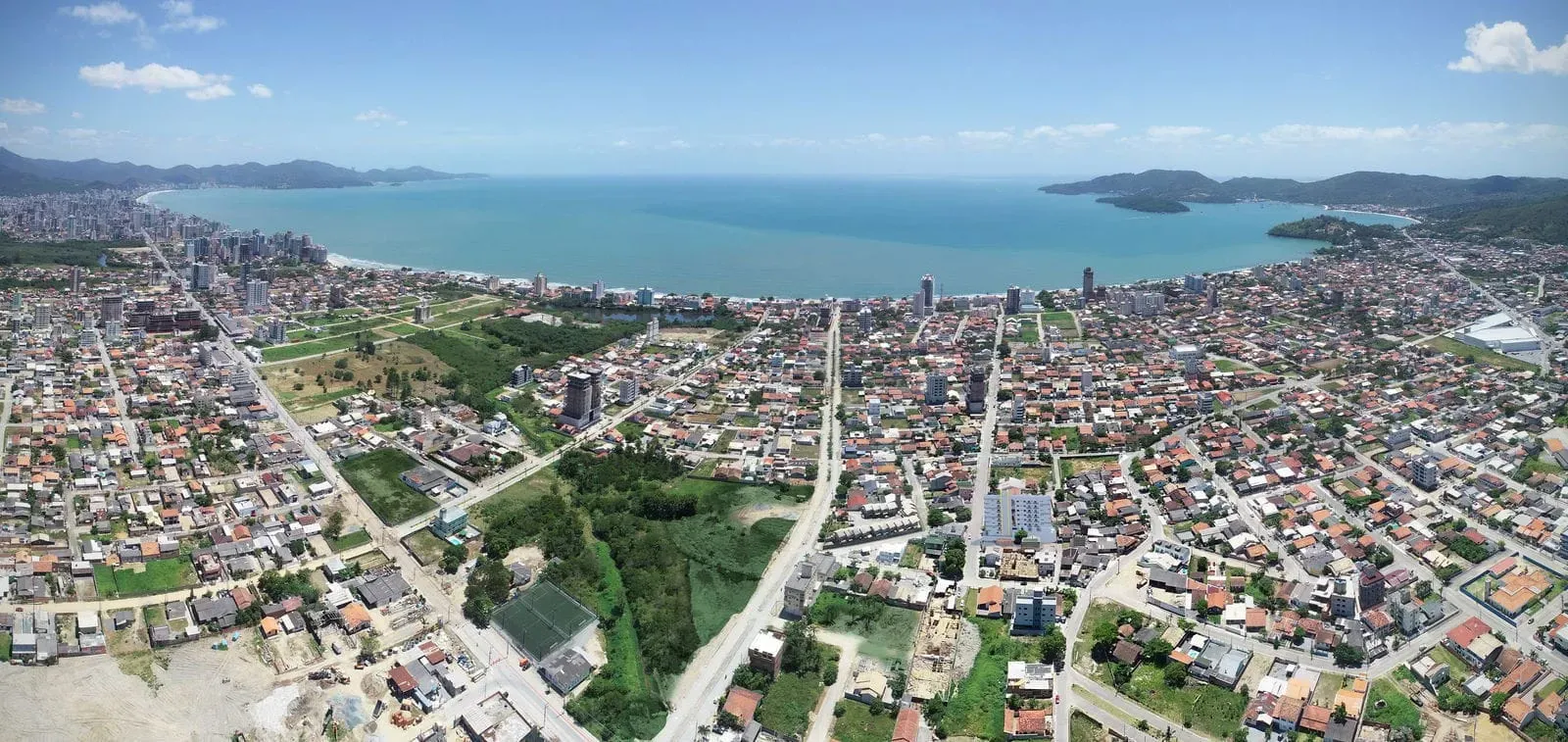 Apartamento com 1 suíte e 1 demi-suite 1 vaga de garagem Pereque- Porto Belo/SC