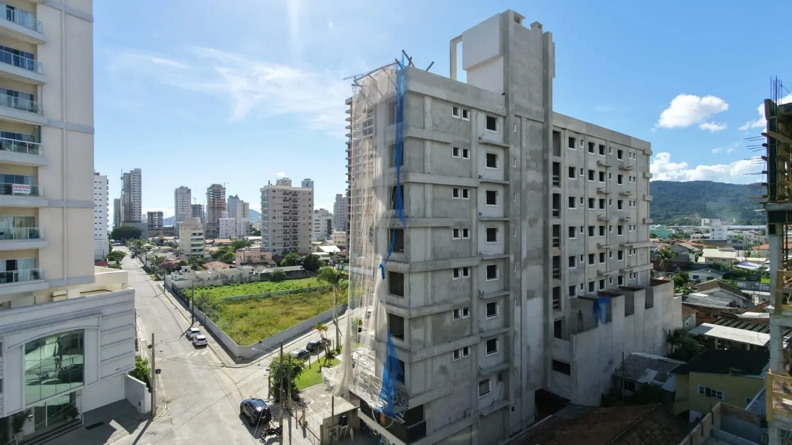 Apartamento com 1 suíte e 1 demi-suite 1 vaga de garagem Pereque- Porto Belo/SC