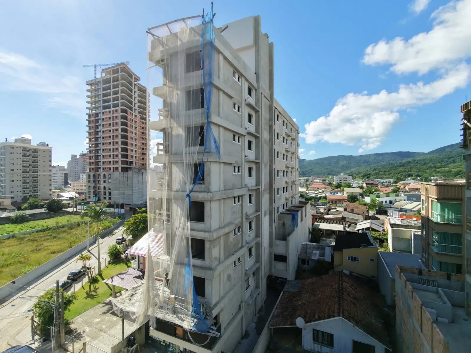 Apartamento com 1 suíte e 1 demi-suite 1 vaga de garagem Pereque- Porto Belo/SC