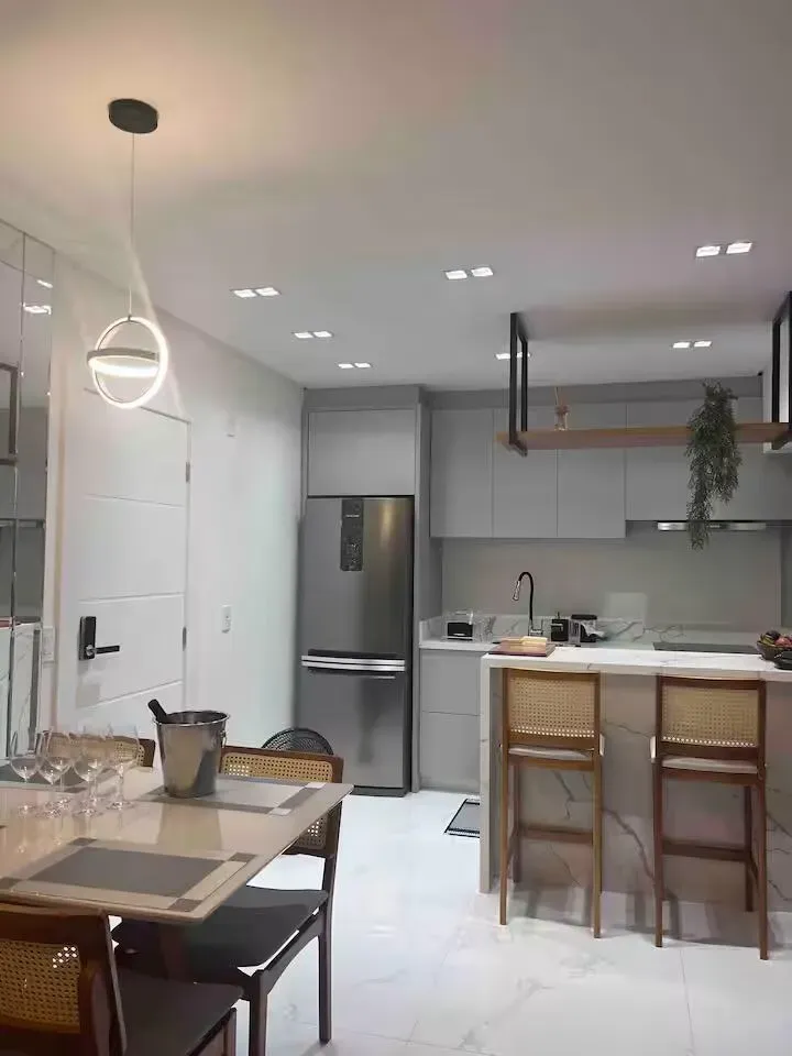 Apartamento com 2 dormitórios sendo 1 suíte e 1 vaga de garagem em Governador Celso Ramos/SC