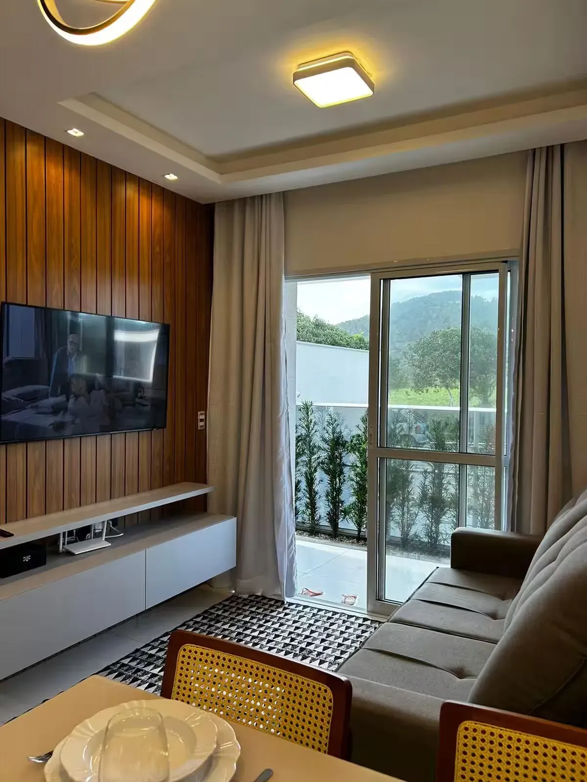 Apartamento com 2 dormitórios sendo 1 suíte e 1 vaga de garagem em Governador Celso Ramos/SC