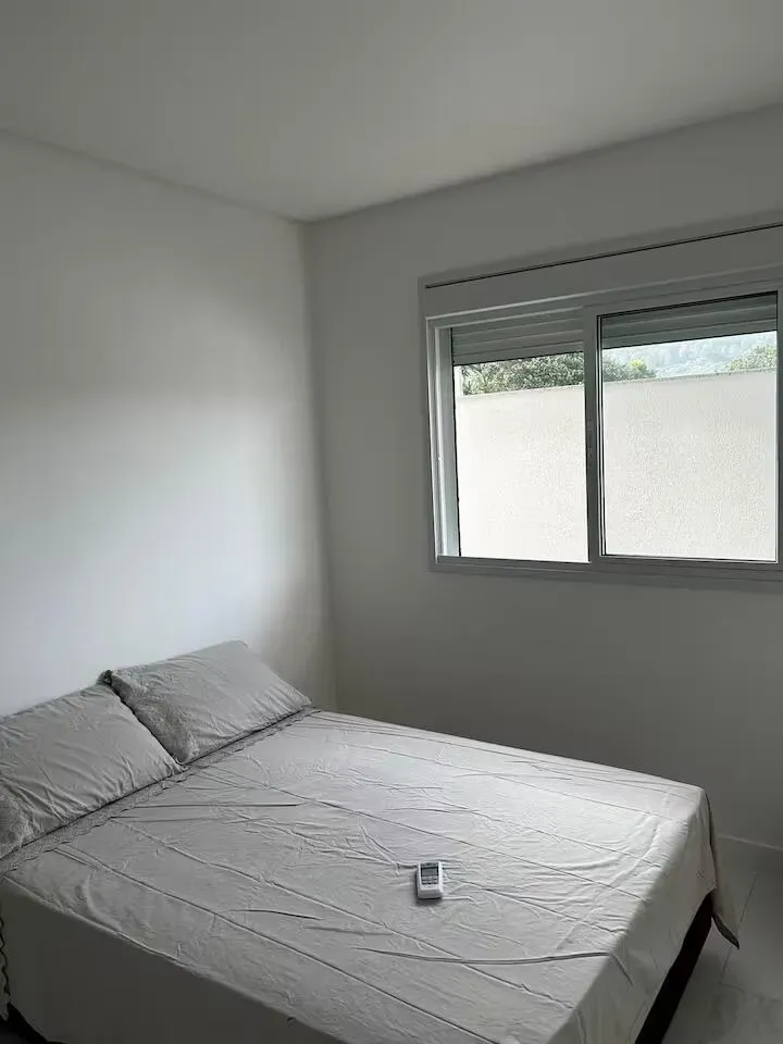 Apartamento com 2 dormitórios sendo 1 suíte e 1 vaga de garagem em Governador Celso Ramos/SC