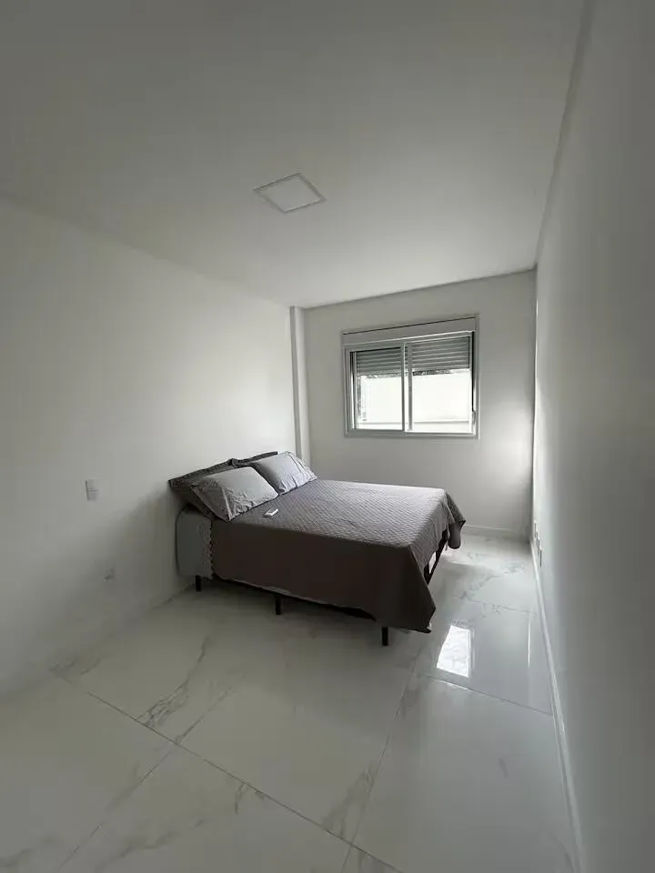 Apartamento com 2 dormitórios sendo 1 suíte e 1 vaga de garagem em Governador Celso Ramos/SC