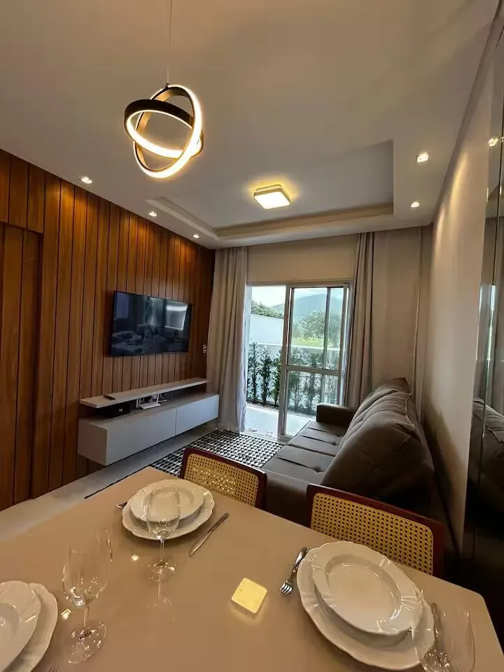 Apartamento com 2 dormitórios sendo 1 suíte e 1 vaga de garagem em Governador Celso Ramos/SC