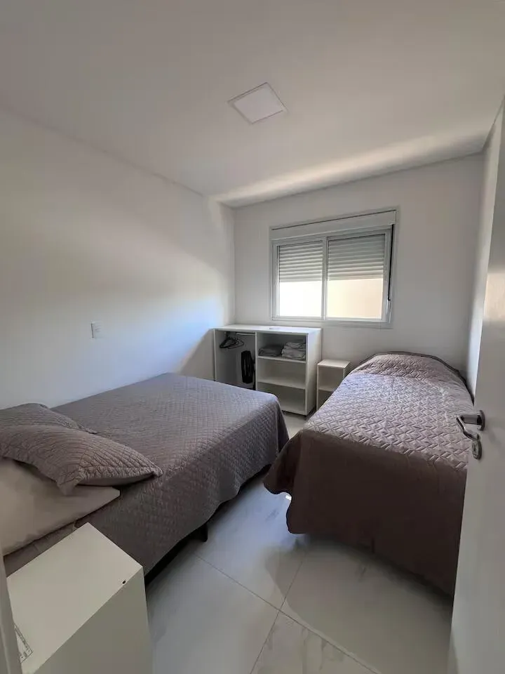 Apartamento com 2 dormitórios sendo 1 suíte e 1 vaga de garagem em Governador Celso Ramos/SC