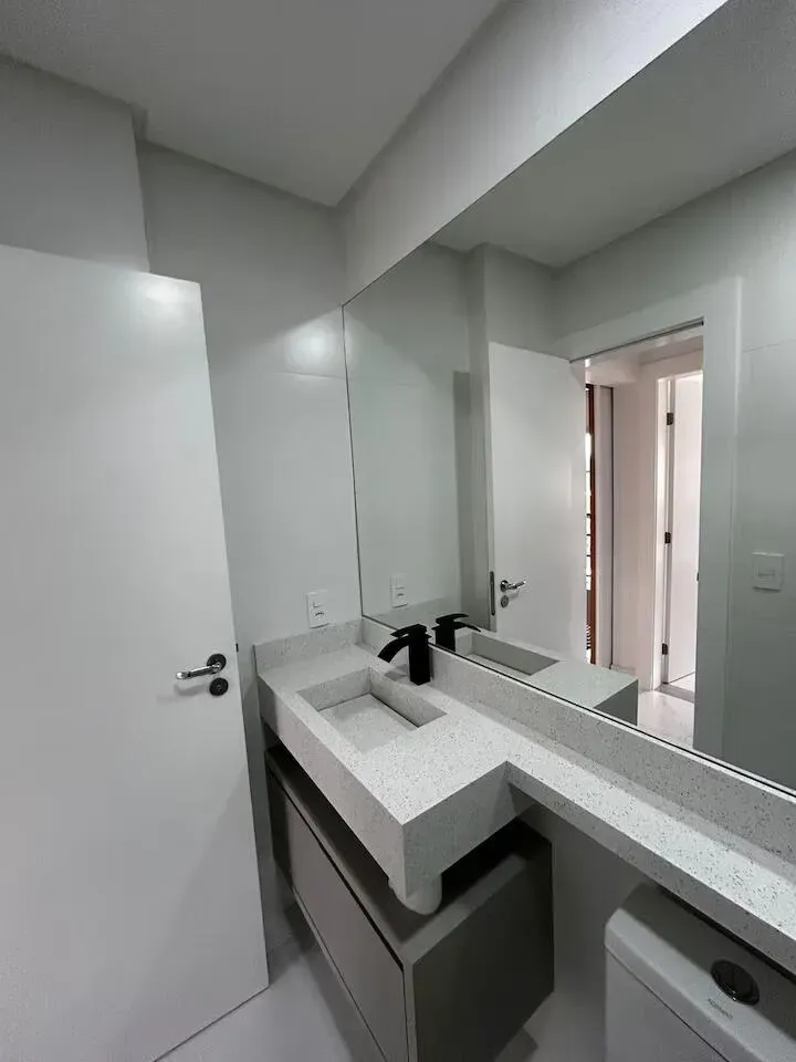 Apartamento com 2 dormitórios sendo 1 suíte e 1 vaga de garagem em Governador Celso Ramos/SC