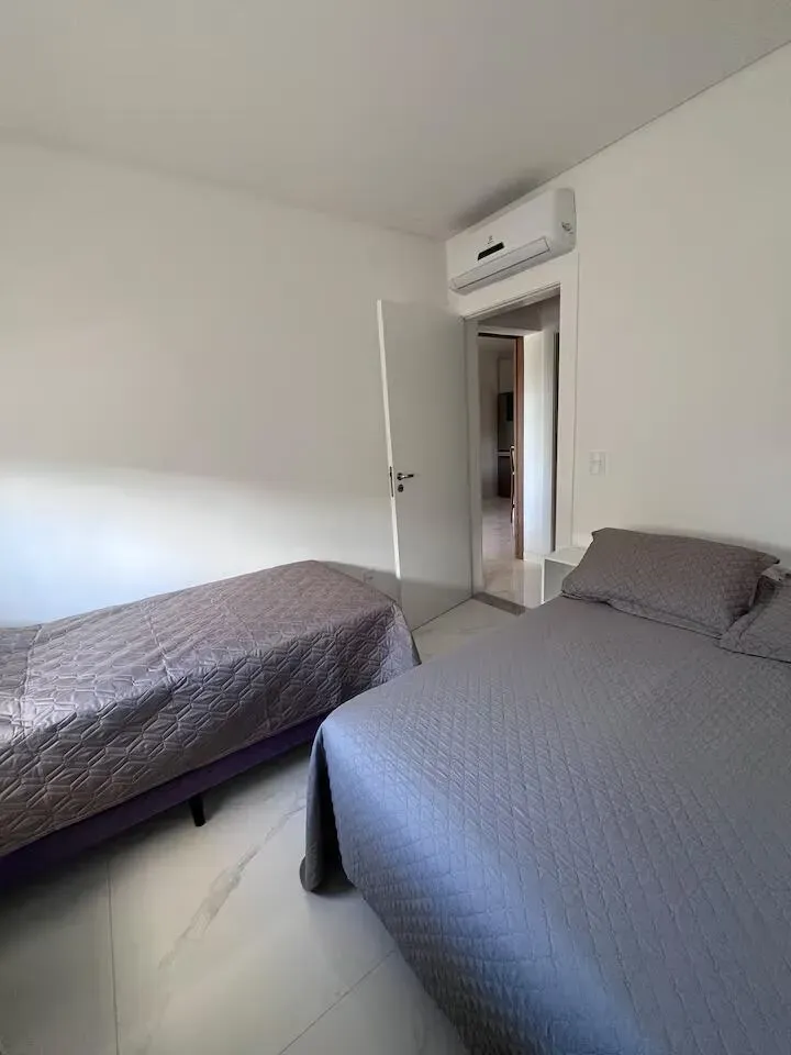 Apartamento com 2 dormitórios sendo 1 suíte e 1 vaga de garagem em Governador Celso Ramos/SC