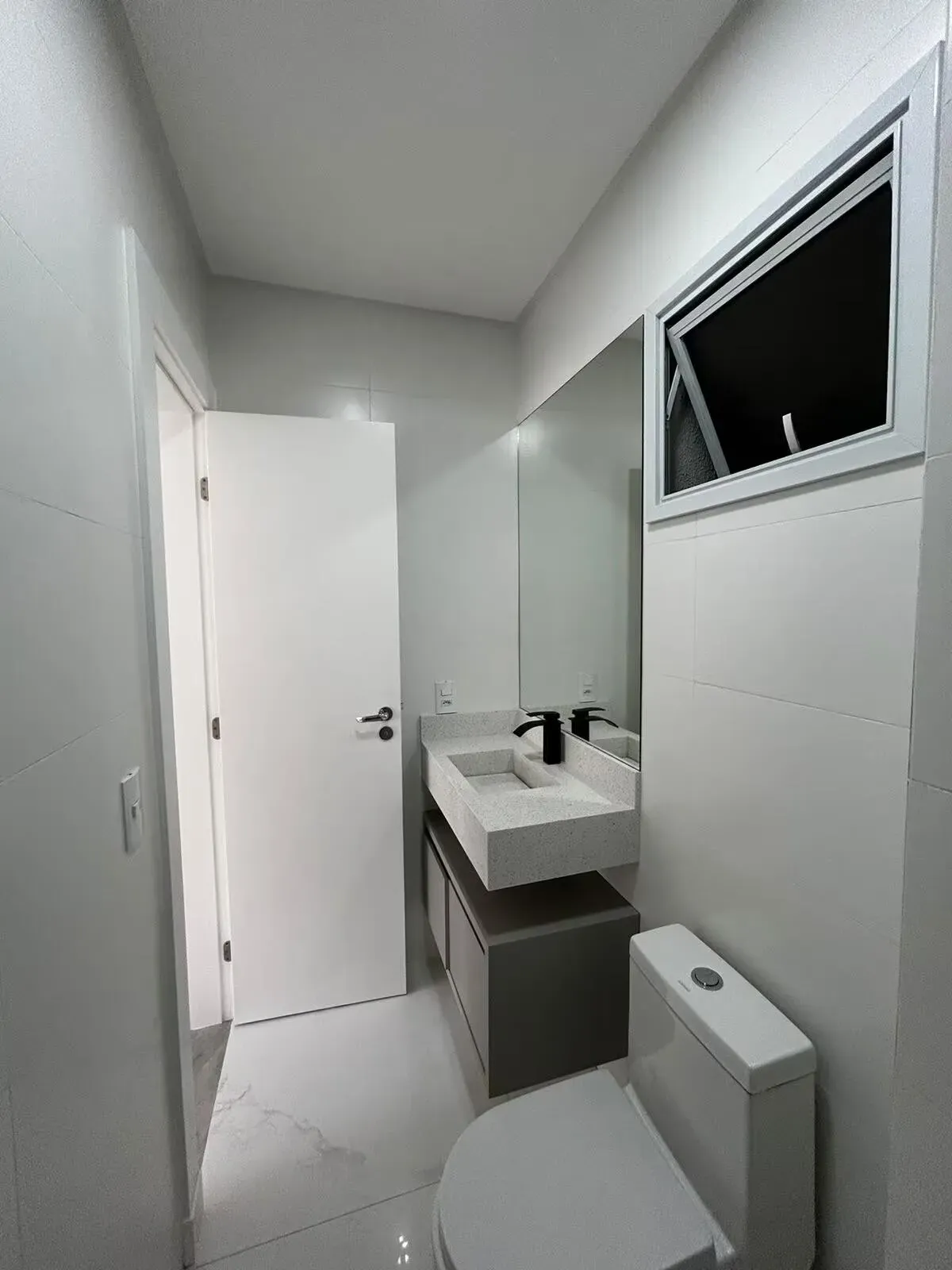 Apartamento com 2 dormitórios sendo 1 suíte e 1 vaga de garagem em Governador Celso Ramos/SC