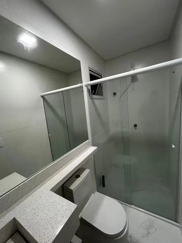 Apartamento com 2 dormitórios sendo 1 suíte e 1 vaga de garagem em Governador Celso Ramos/SC