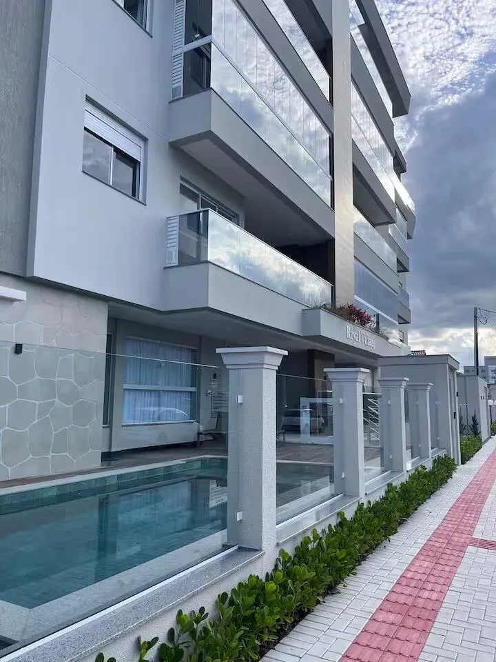 Apartamento com 2 dormitórios sendo 1 suíte e 1 vaga de garagem em Governador Celso Ramos/SC