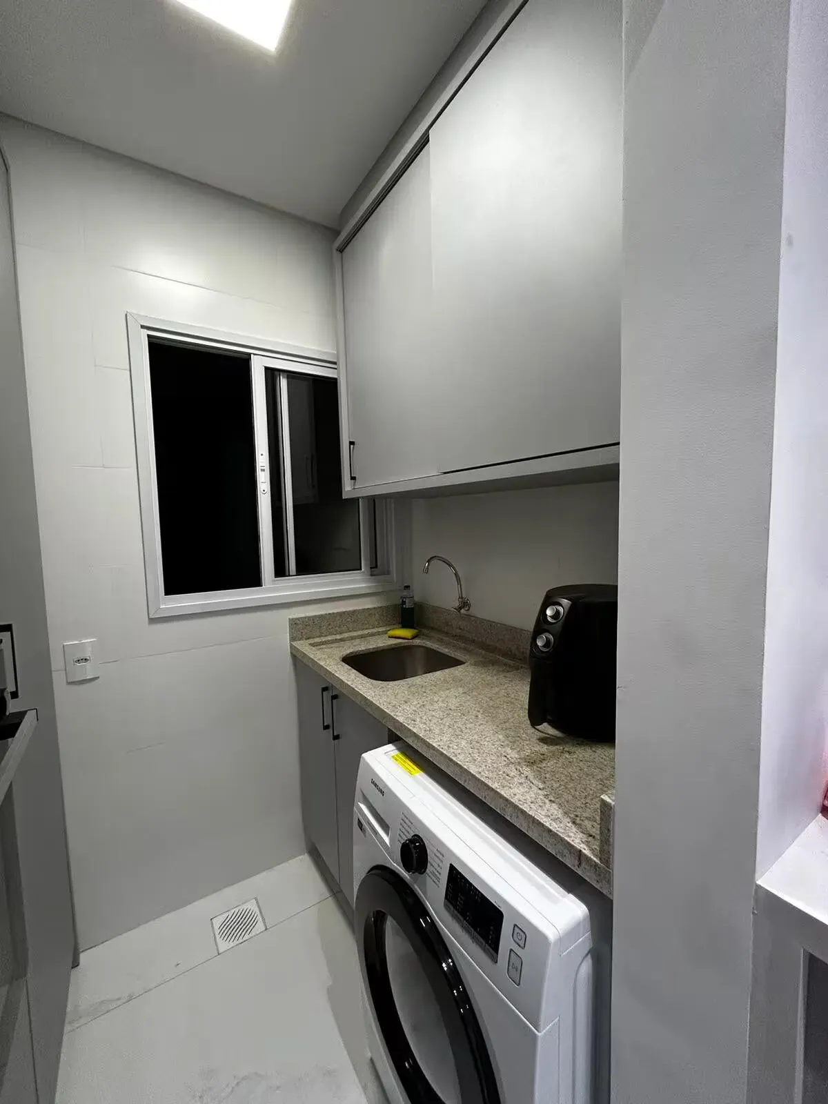 Apartamento com 2 dormitórios sendo 1 suíte e 1 vaga de garagem em Governador Celso Ramos/SC