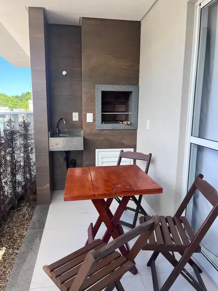 Apartamento com 2 dormitórios sendo 1 suíte e 1 vaga de garagem em Governador Celso Ramos/SC