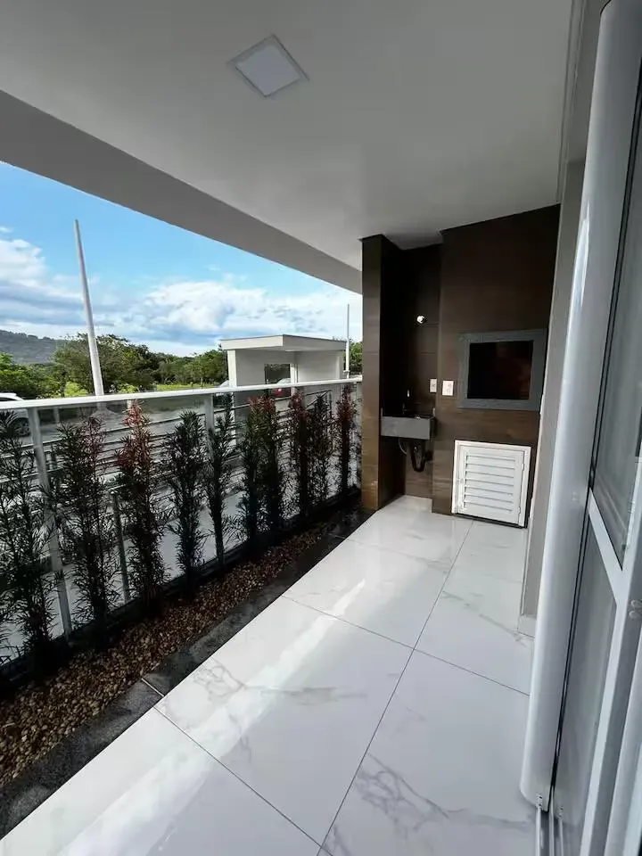 Apartamento com 2 dormitórios sendo 1 suíte e 1 vaga de garagem em Governador Celso Ramos/SC