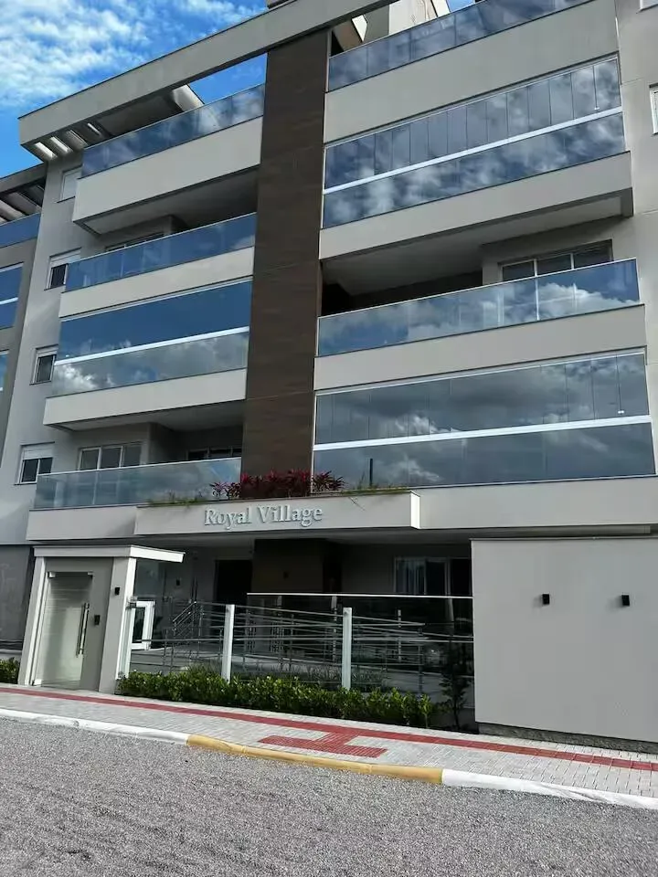 Apartamento com 2 dormitórios sendo 1 suíte e 1 vaga de garagem em Governador Celso Ramos/SC