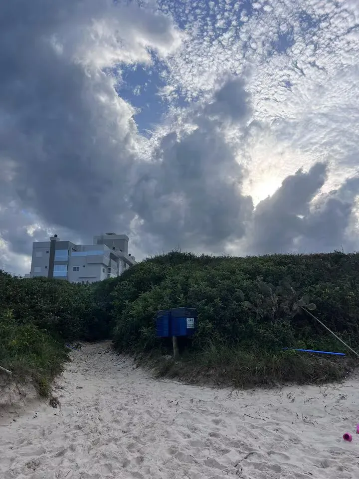 Apartamento com 2 dormitórios sendo 1 suíte e 1 vaga de garagem em Governador Celso Ramos/SC