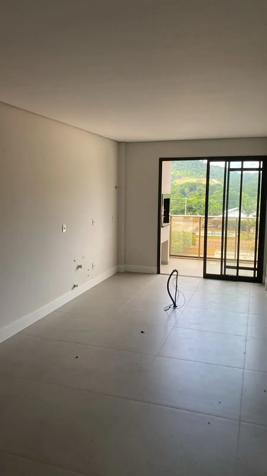 Apartamento com 2 dormitórios sendo 1 suíte e 1 vaga de garagem em Governador Celso Ramos/SC