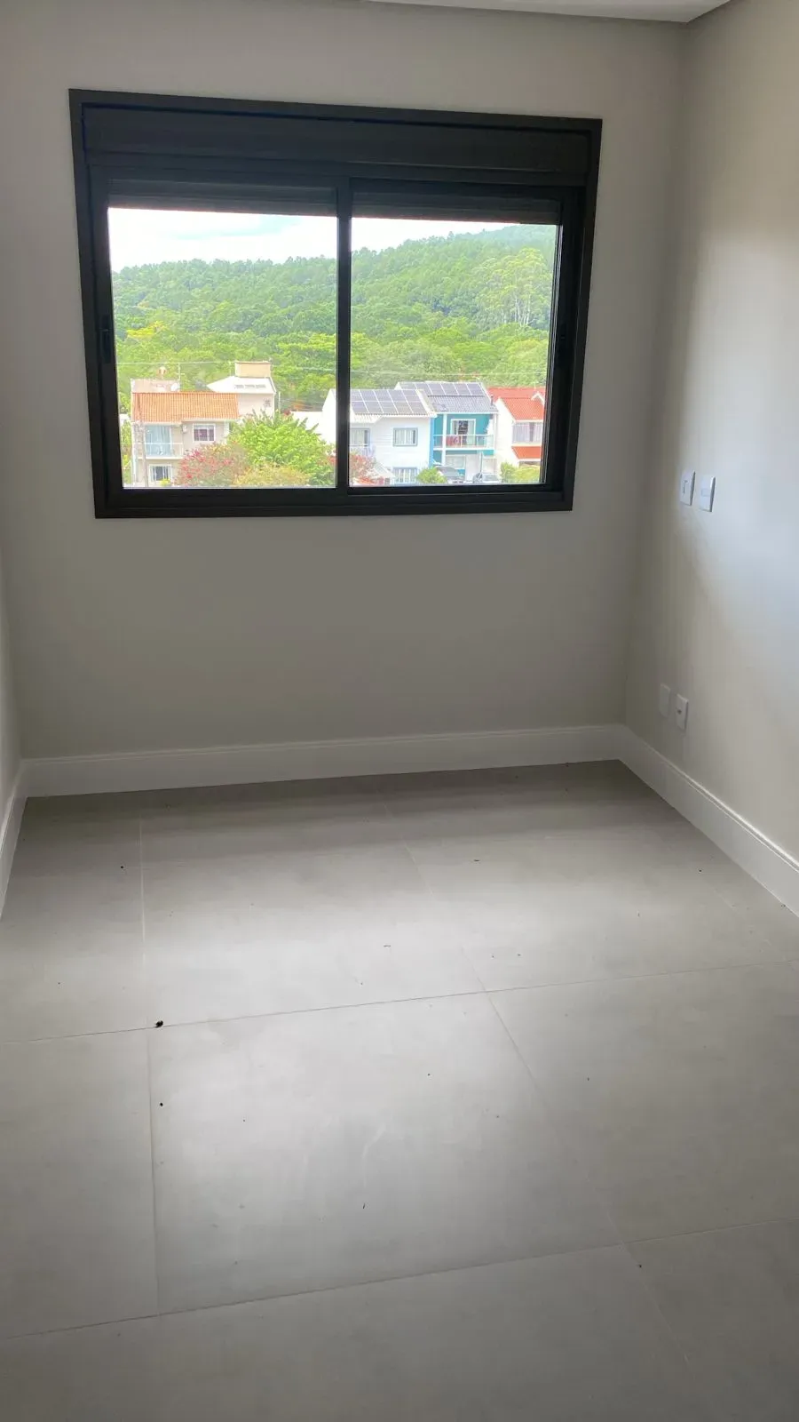 Apartamento com 2 dormitórios sendo 1 suíte e 1 vaga de garagem em Governador Celso Ramos/SC