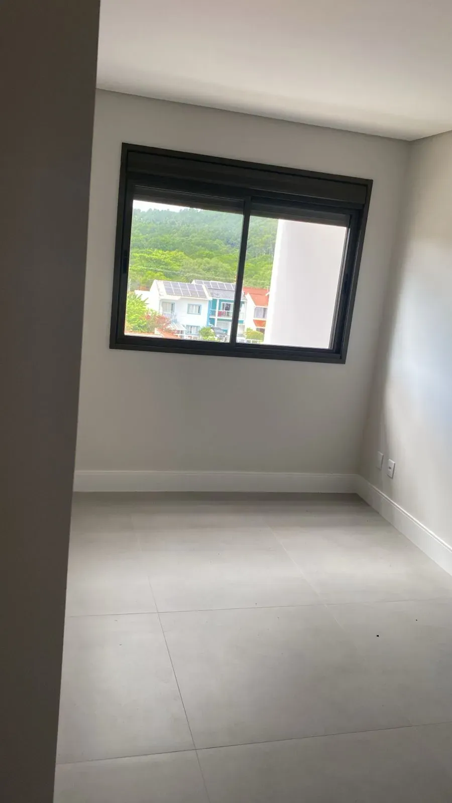 Apartamento com 2 dormitórios sendo 1 suíte e 1 vaga de garagem em Governador Celso Ramos/SC