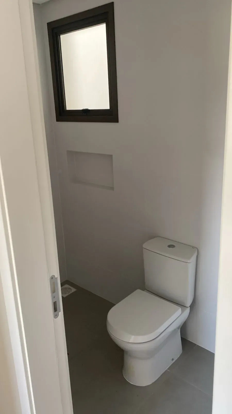 Apartamento com 2 dormitórios sendo 1 suíte e 1 vaga de garagem em Governador Celso Ramos/SC