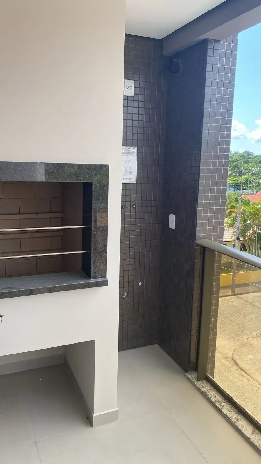 Apartamento com 2 dormitórios sendo 1 suíte e 1 vaga de garagem em Governador Celso Ramos/SC