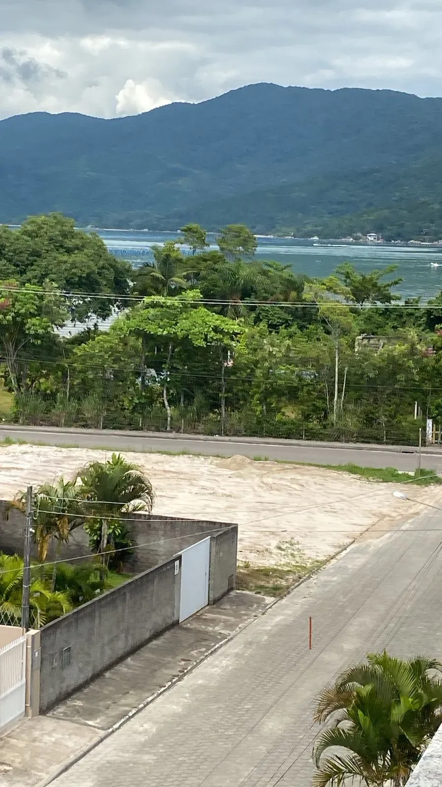 Apartamento com 2 dormitórios sendo 1 suíte e 1 vaga de garagem em Governador Celso Ramos/SC