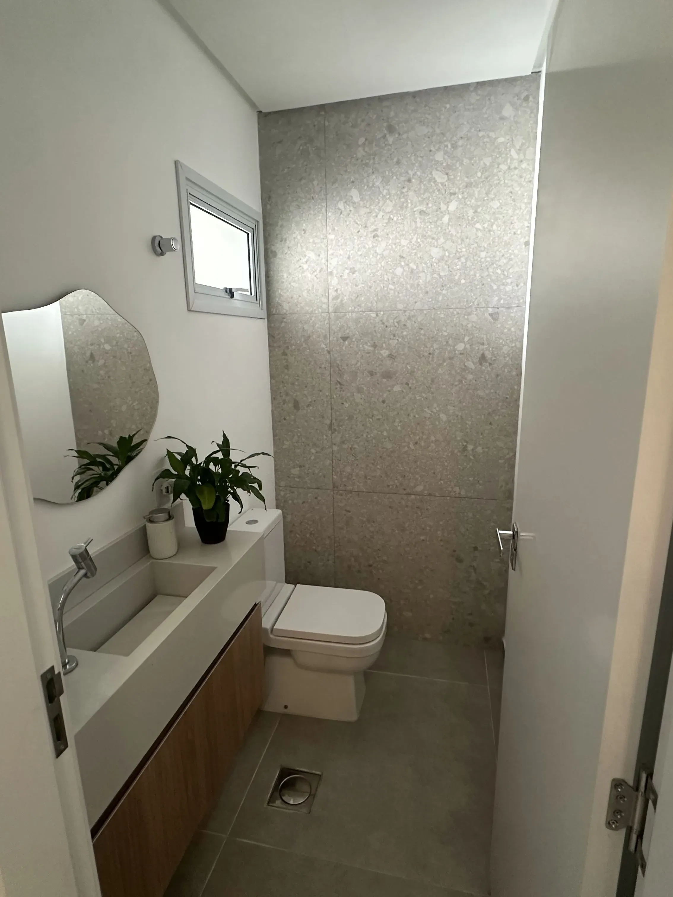 Casa com 3 dormitórios sendo 1 suíte e 2 vagas de garagem em Biguaçu/SC