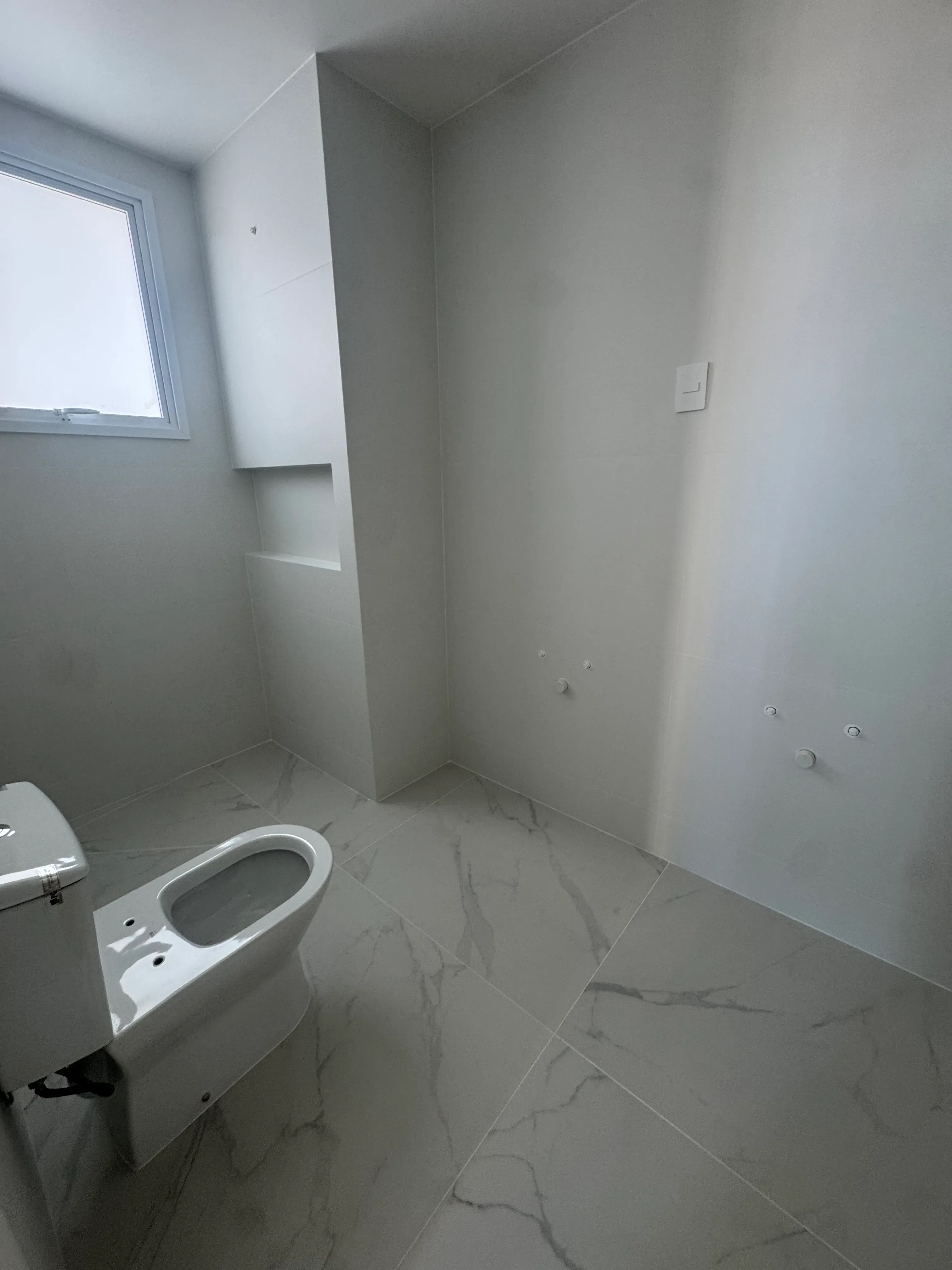 Apartamento com 3 dormitórios sendo 3 suítes e 2 vagas de garagem em Balneário Camboriú/SC