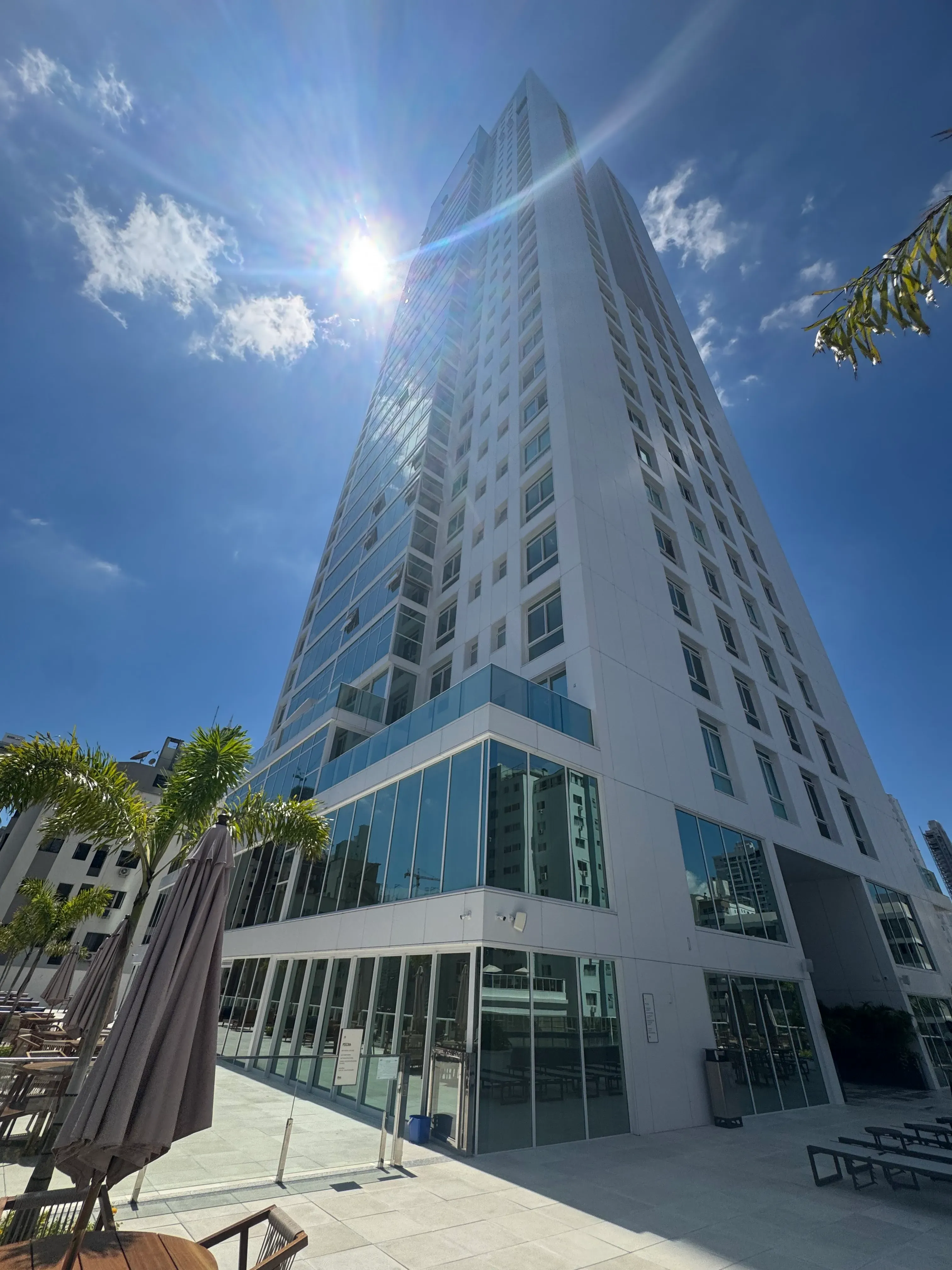 Apartamento com 3 dormitórios sendo 3 suítes e 2 vagas de garagem em Balneário Camboriú/SC