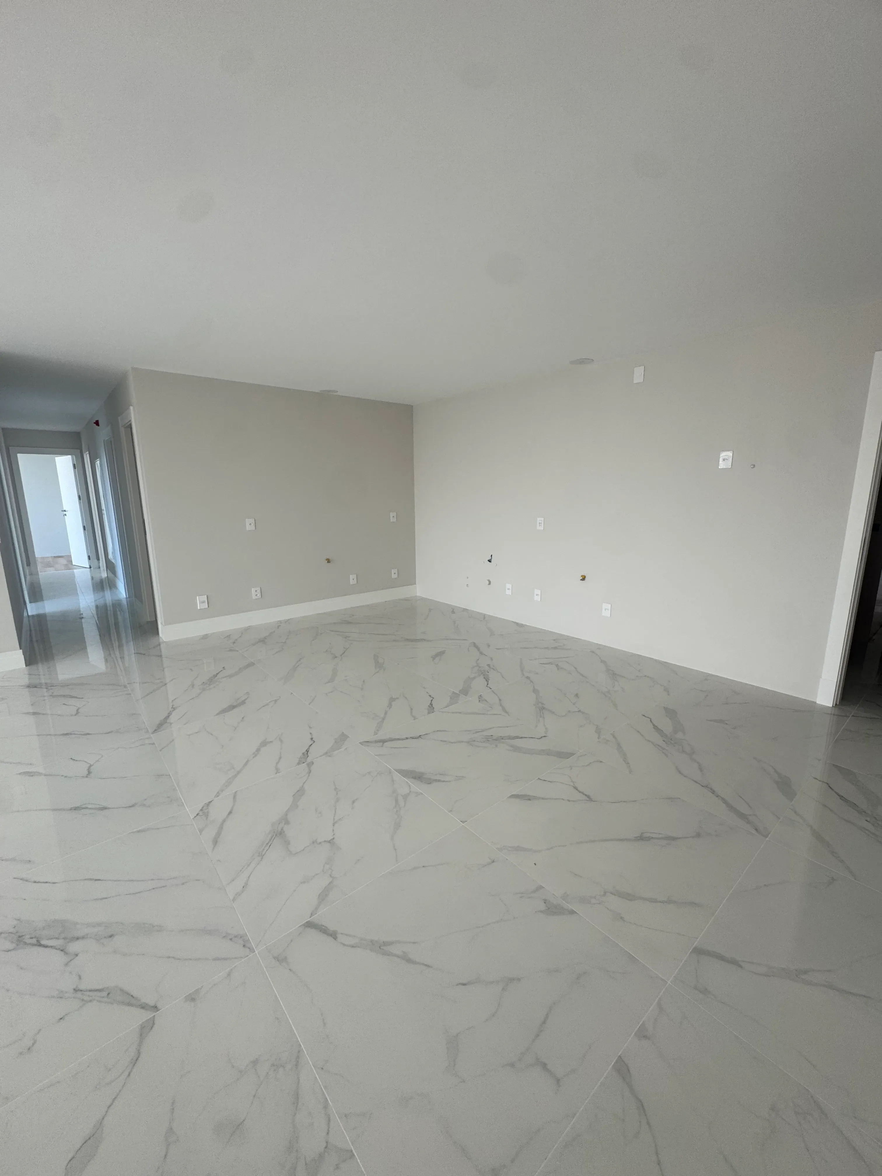 Apartamento com 3 dormitórios sendo 3 suítes e 2 vagas de garagem em Balneário Camboriú/SC