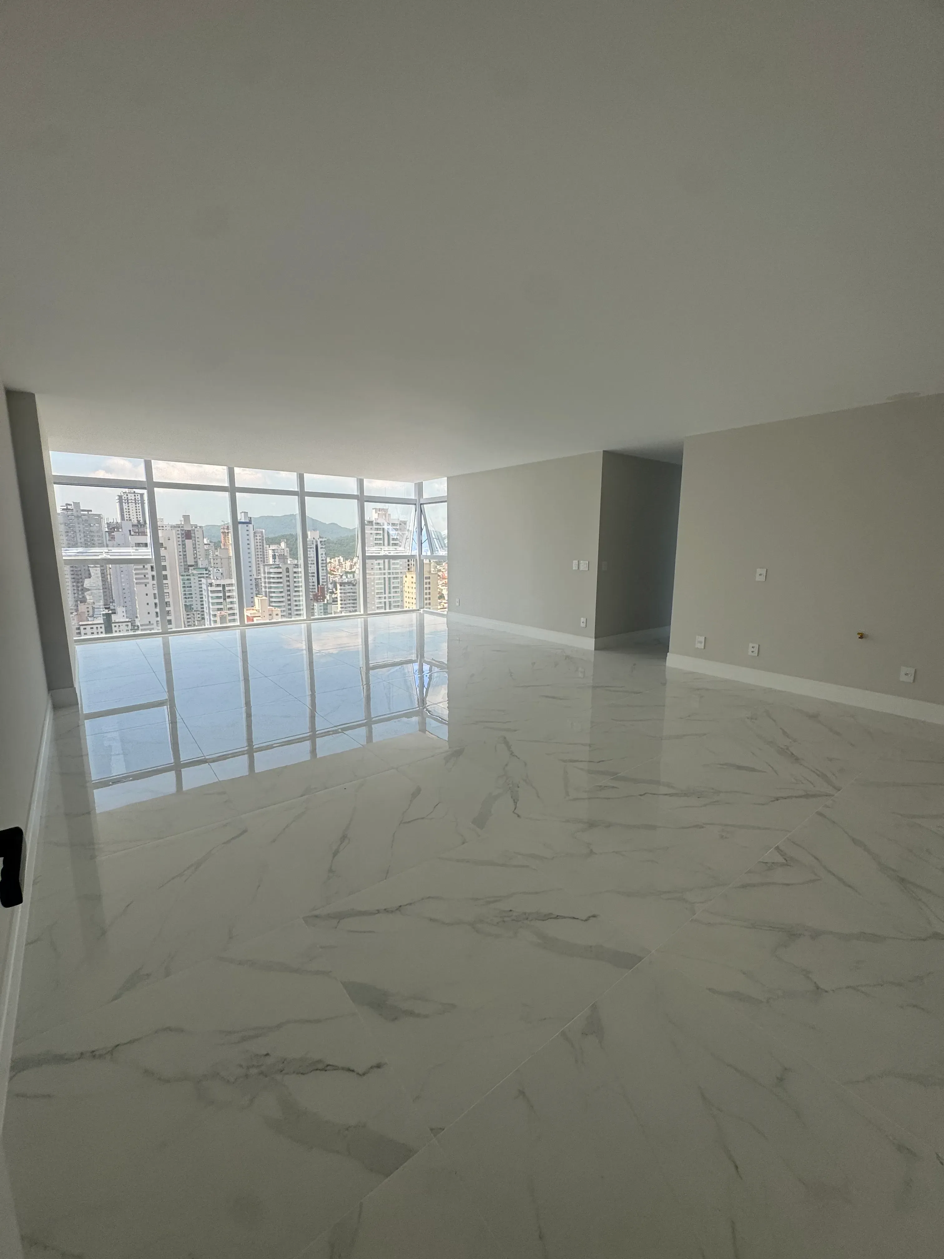 Apartamento com 3 dormitórios sendo 3 suítes e 2 vagas de garagem em Balneário Camboriú/SC