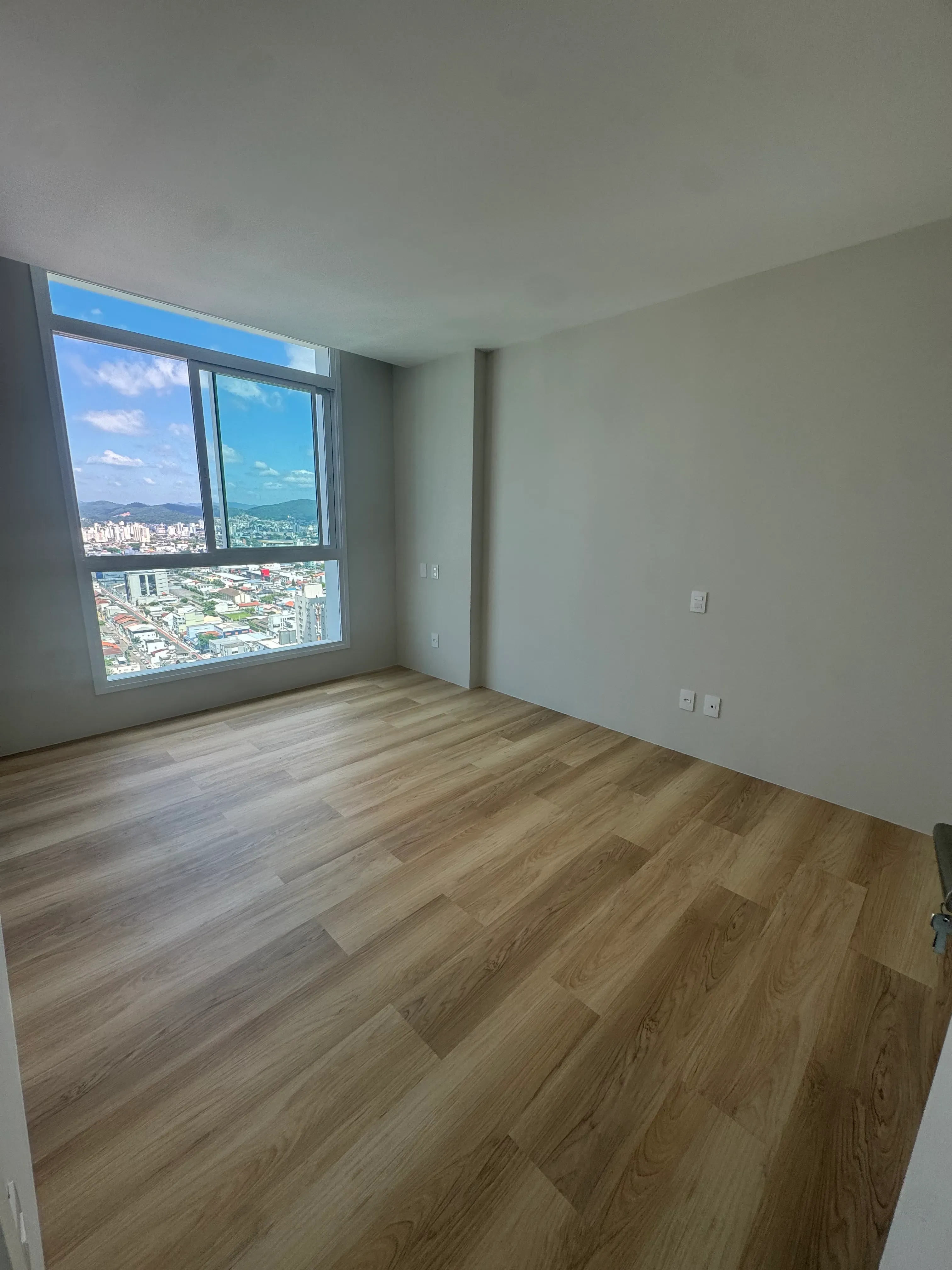Apartamento com 3 dormitórios sendo 3 suítes e 2 vagas de garagem em Balneário Camboriú/SC