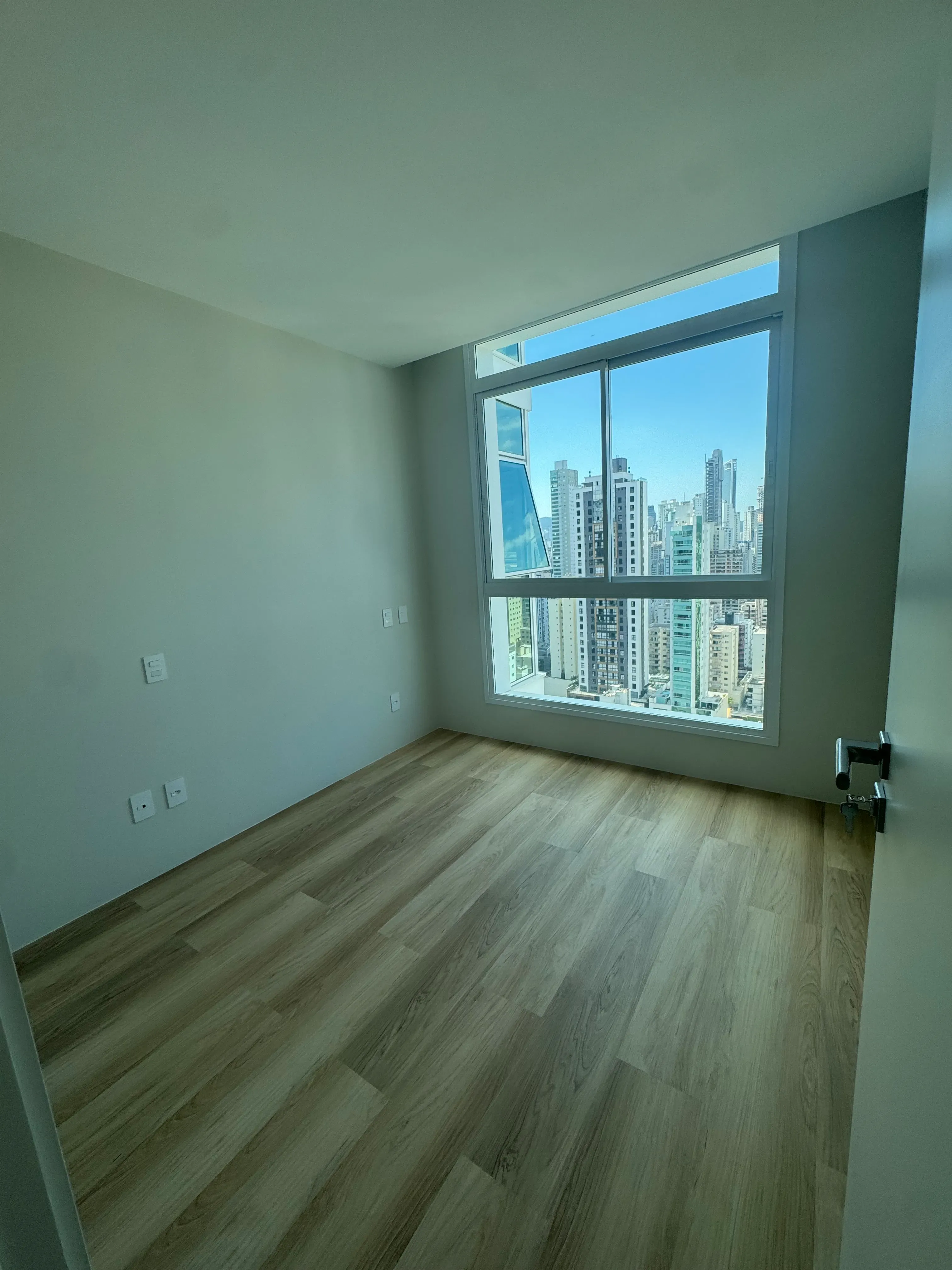 Apartamento com 3 dormitórios sendo 3 suítes e 2 vagas de garagem em Balneário Camboriú/SC