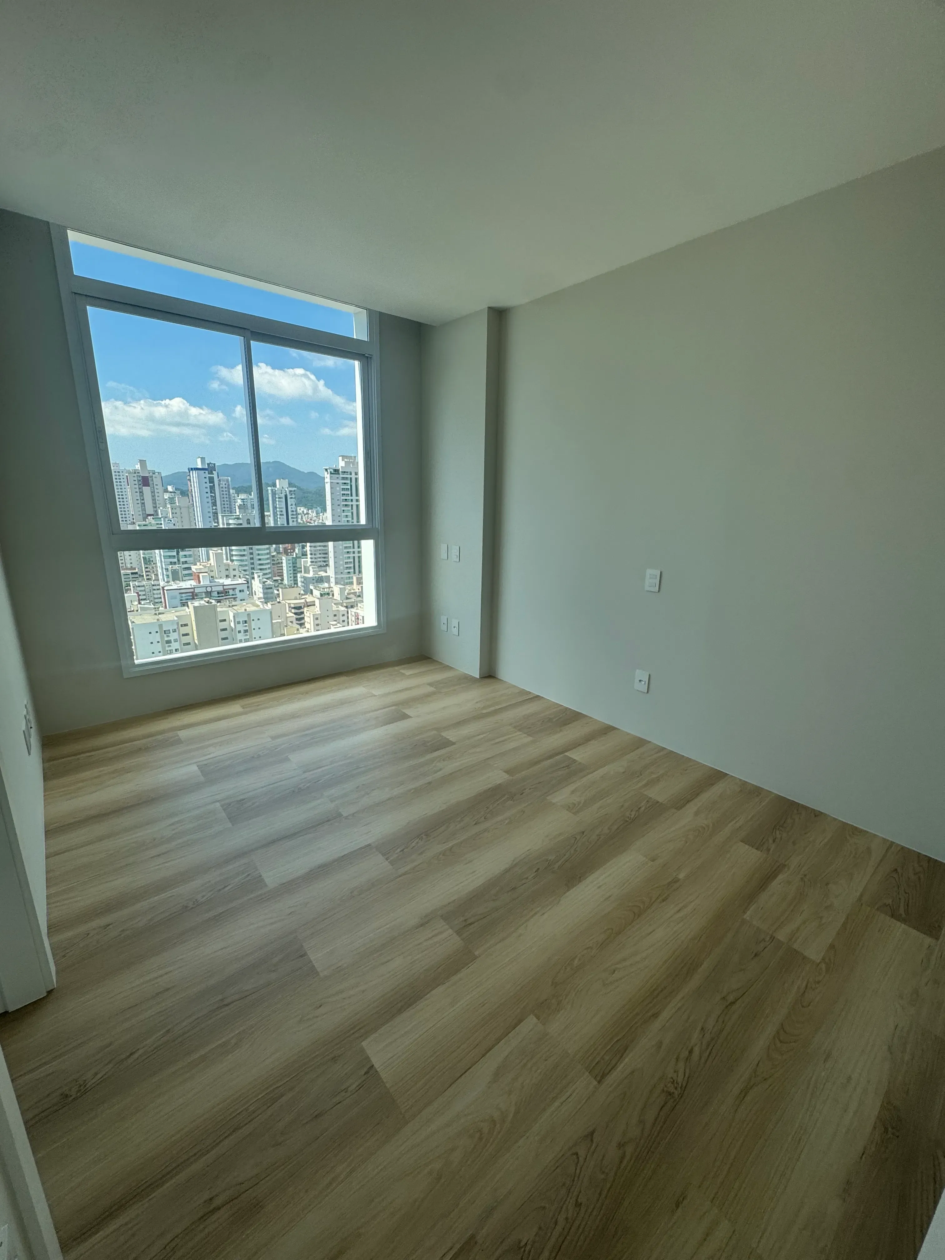 Apartamento com 3 dormitórios sendo 3 suítes e 2 vagas de garagem em Balneário Camboriú/SC