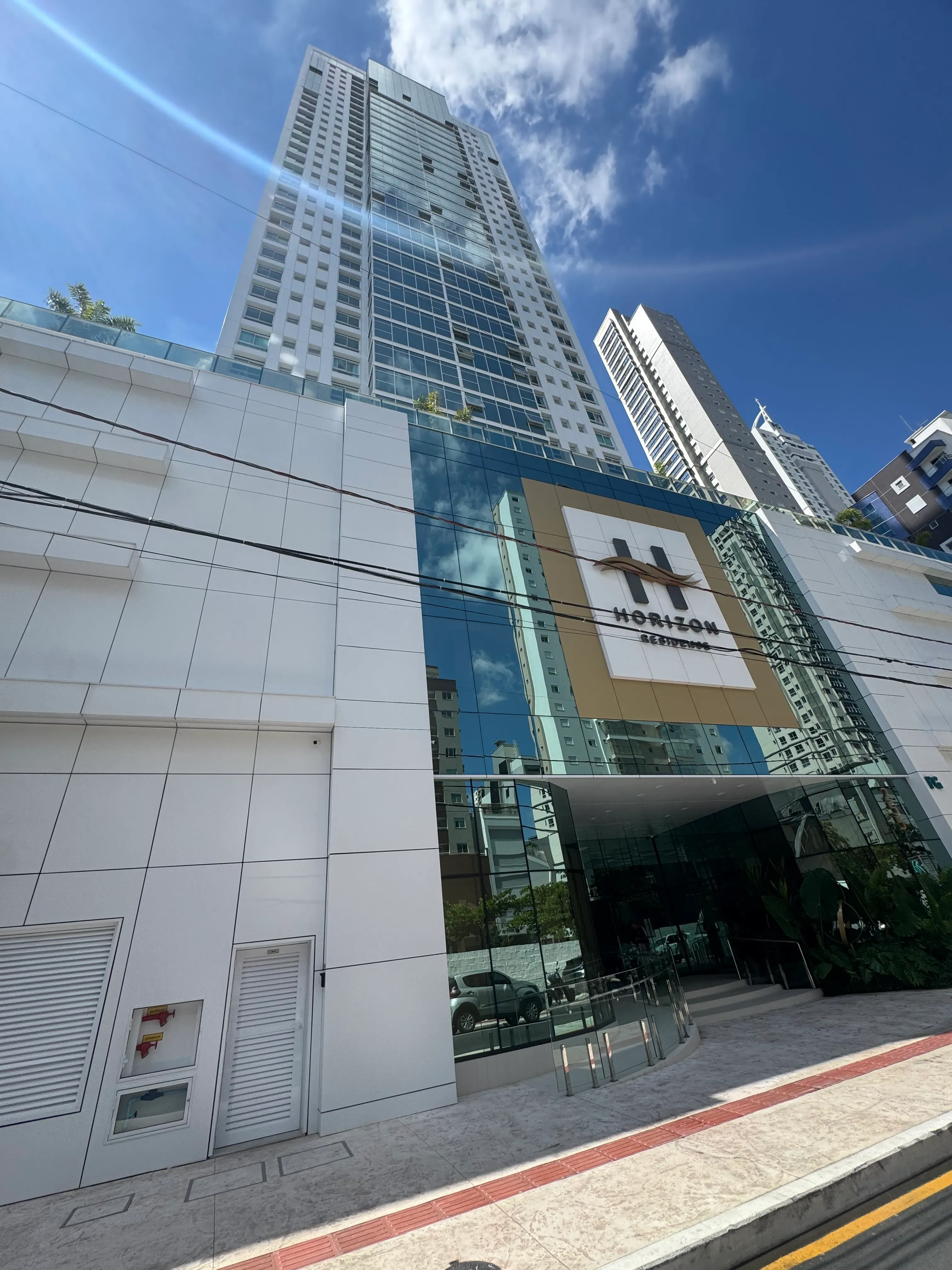 Apartamento com 3 dormitórios sendo 3 suítes e 2 vagas de garagem em Balneário Camboriú/SC