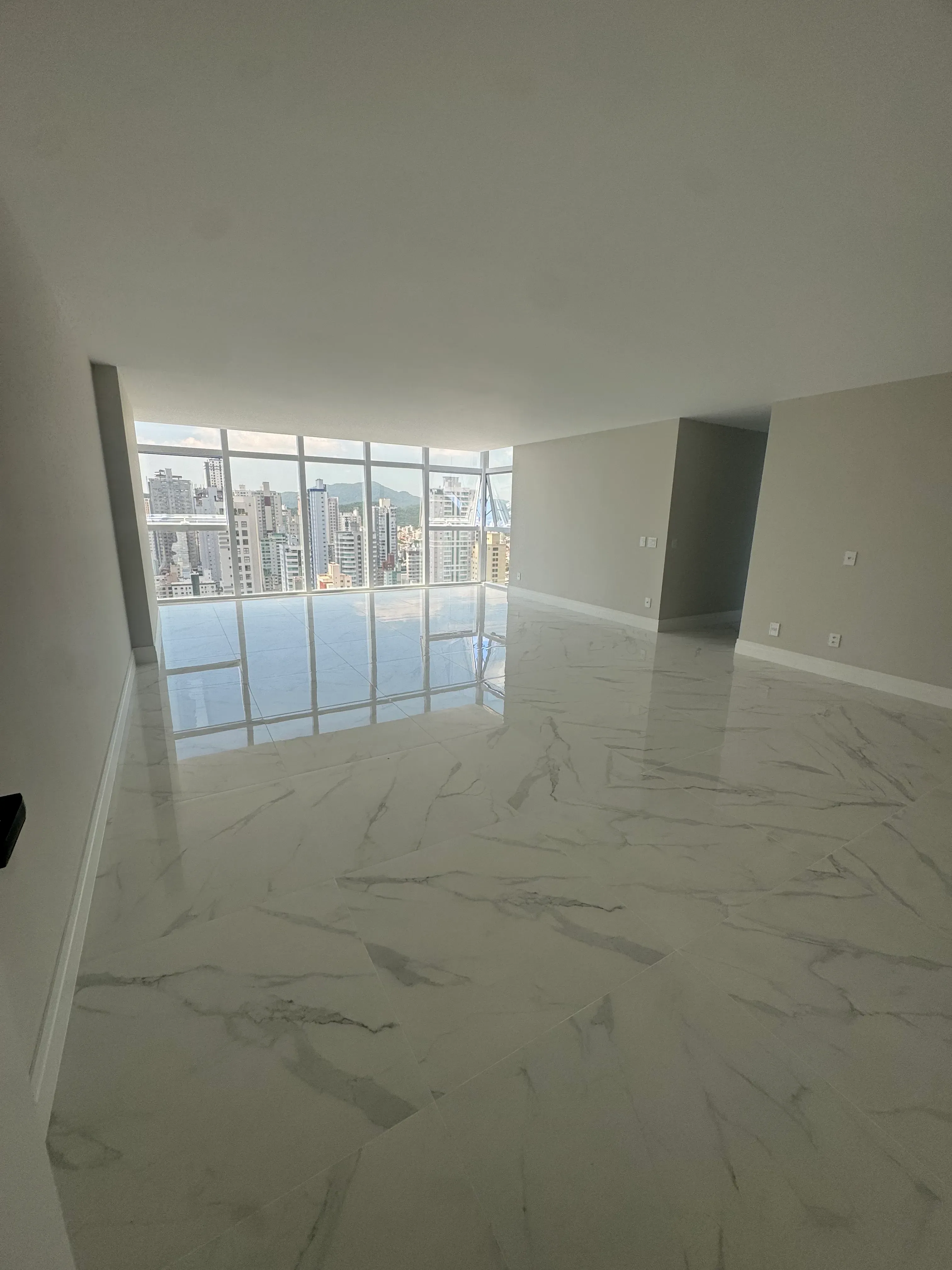 Apartamento com 3 dormitórios sendo 3 suítes e 2 vagas de garagem em Balneário Camboriú/SC