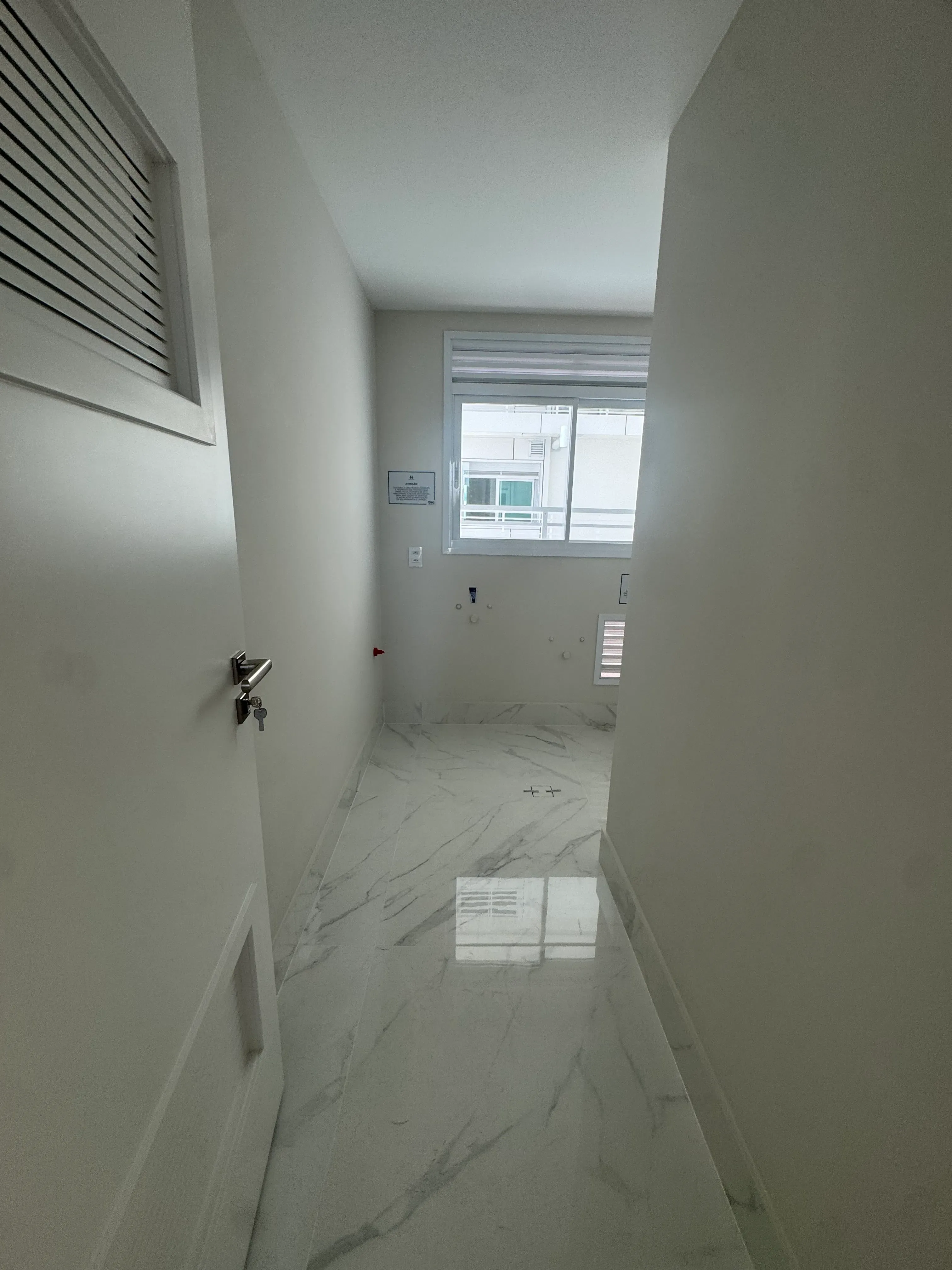 Apartamento com 3 dormitórios sendo 3 suítes e 2 vagas de garagem em Balneário Camboriú/SC