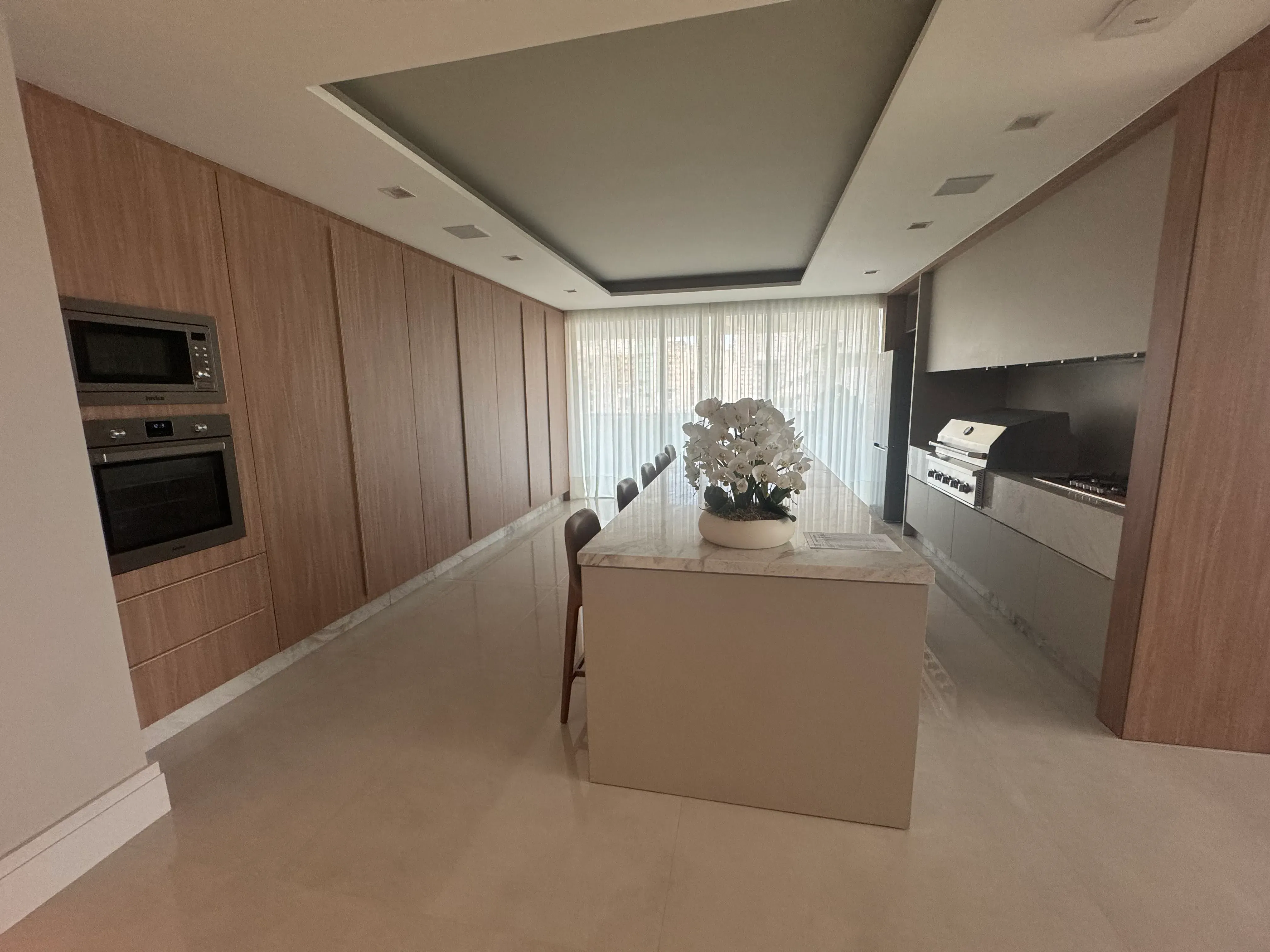 Apartamento com 3 dormitórios sendo 3 suítes e 2 vagas de garagem em Balneário Camboriú/SC