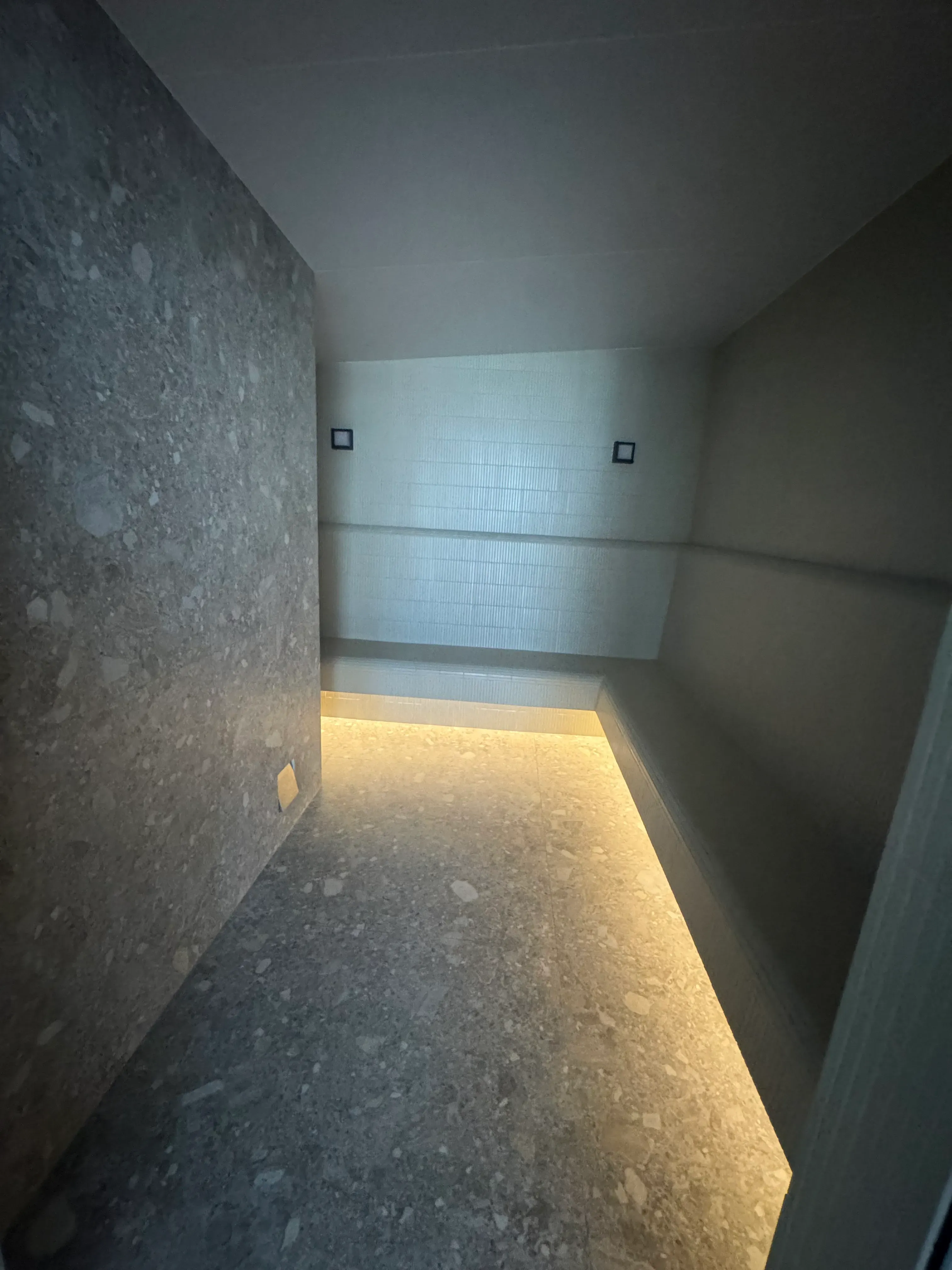 Apartamento com 3 dormitórios sendo 3 suítes e 2 vagas de garagem em Balneário Camboriú/SC