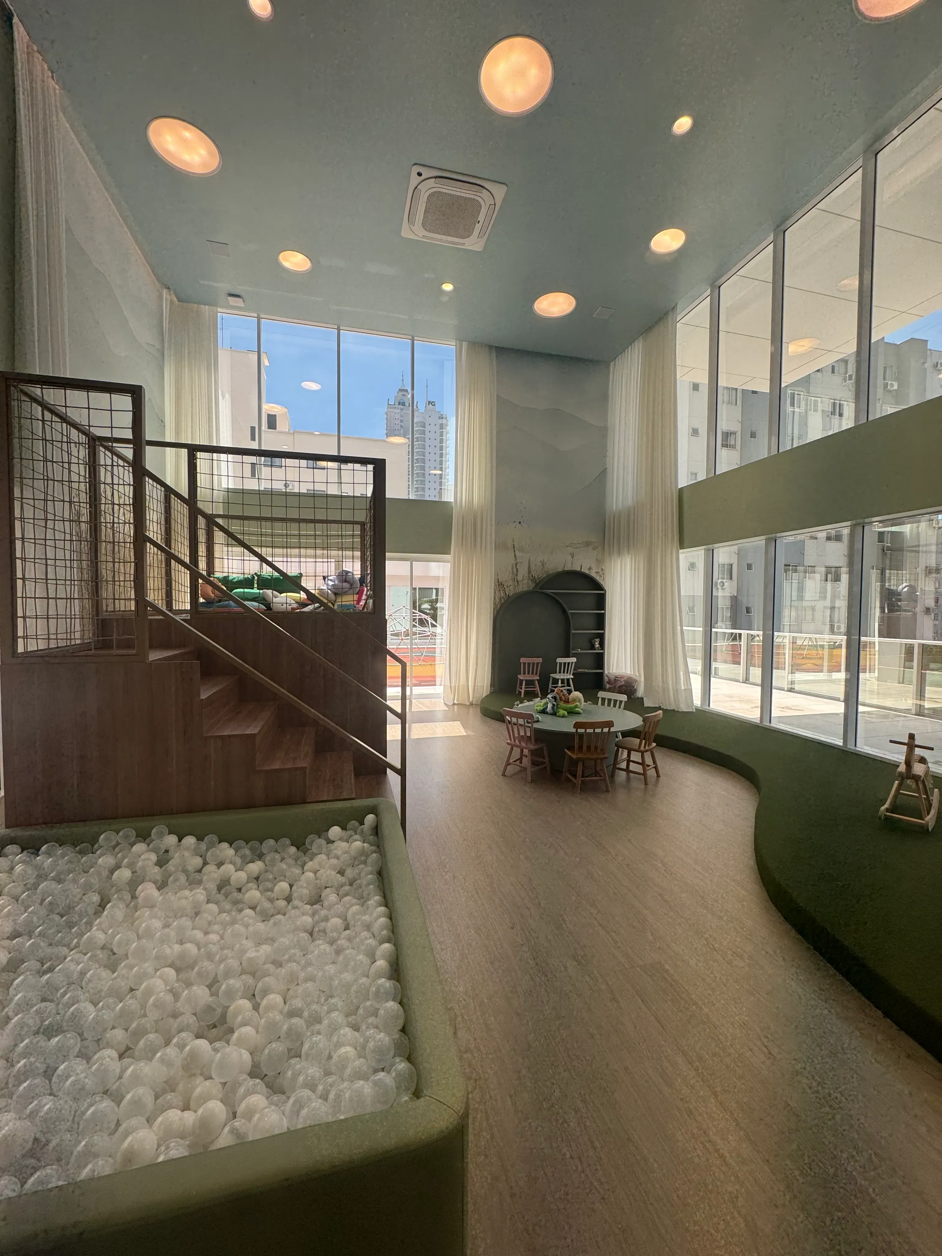 Apartamento com 3 dormitórios sendo 3 suítes e 2 vagas de garagem em Balneário Camboriú/SC