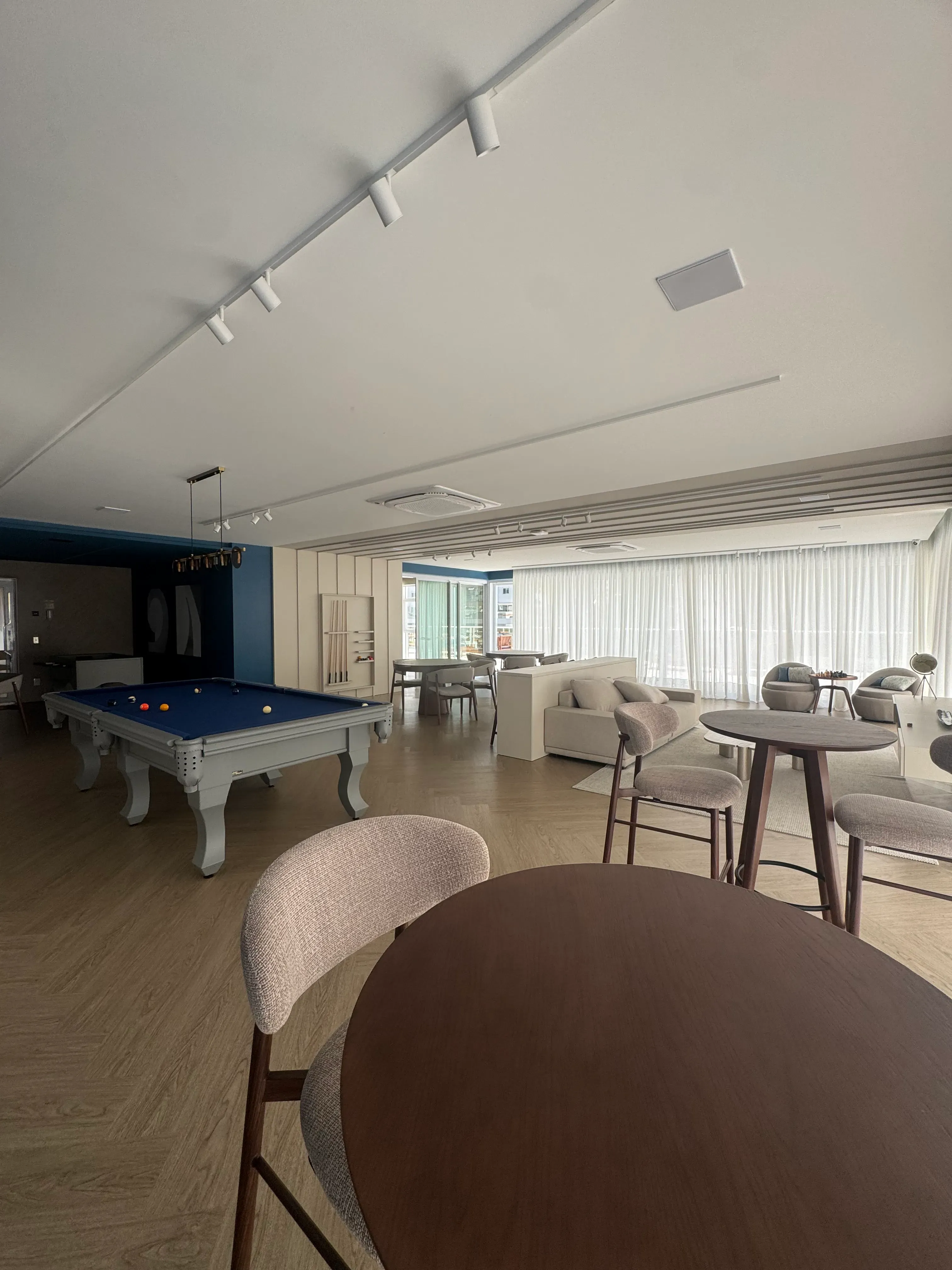 Apartamento com 3 dormitórios sendo 3 suítes e 2 vagas de garagem em Balneário Camboriú/SC