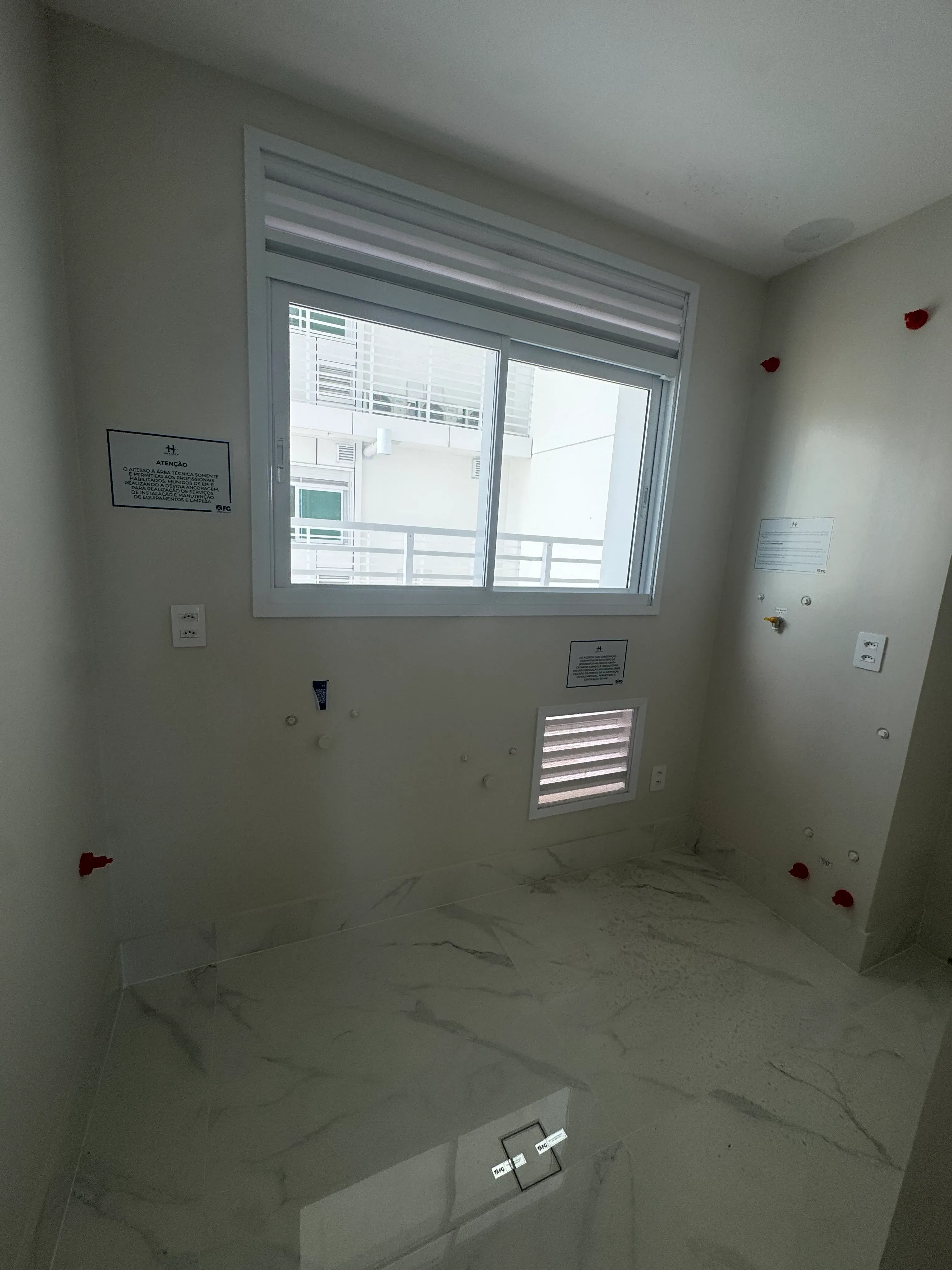 Apartamento com 3 dormitórios sendo 3 suítes e 2 vagas de garagem em Balneário Camboriú/SC