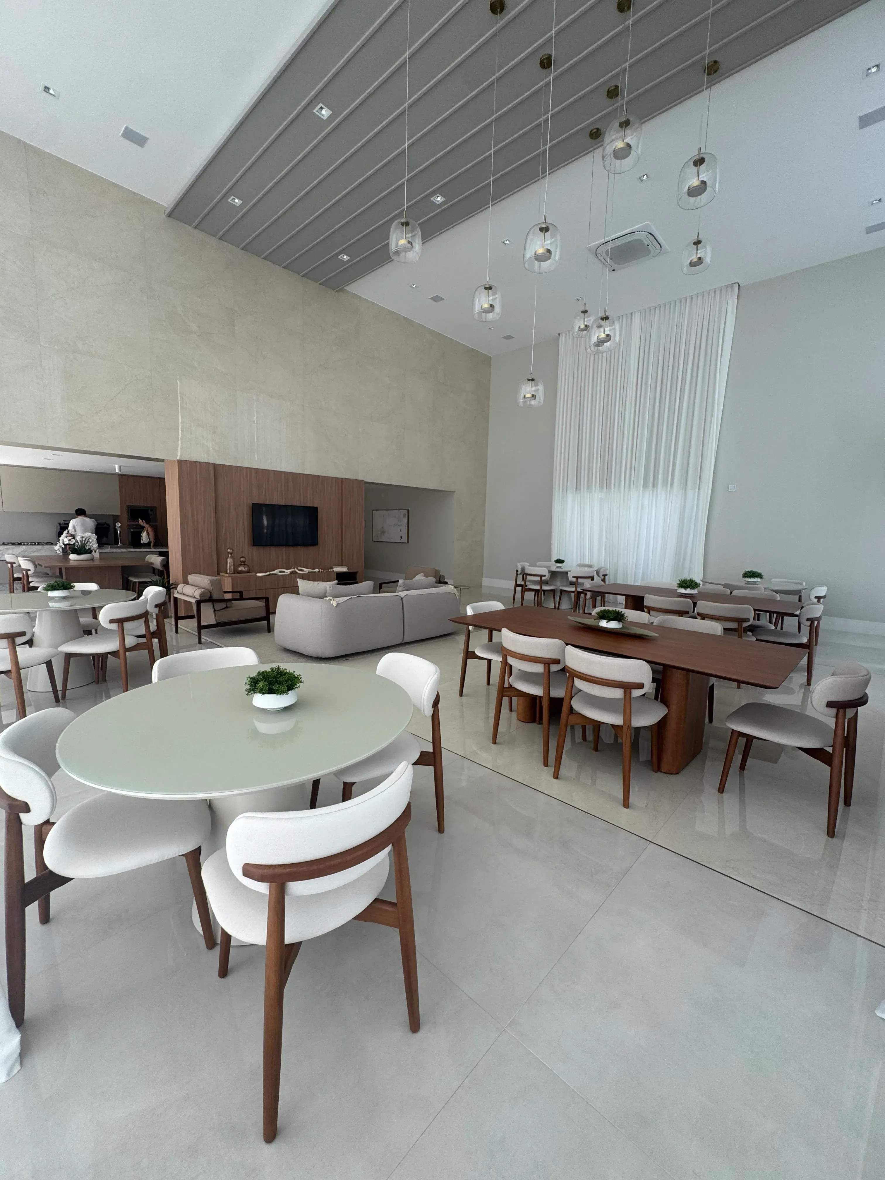 Apartamento com 3 dormitórios sendo 3 suítes e 2 vagas de garagem em Balneário Camboriú/SC