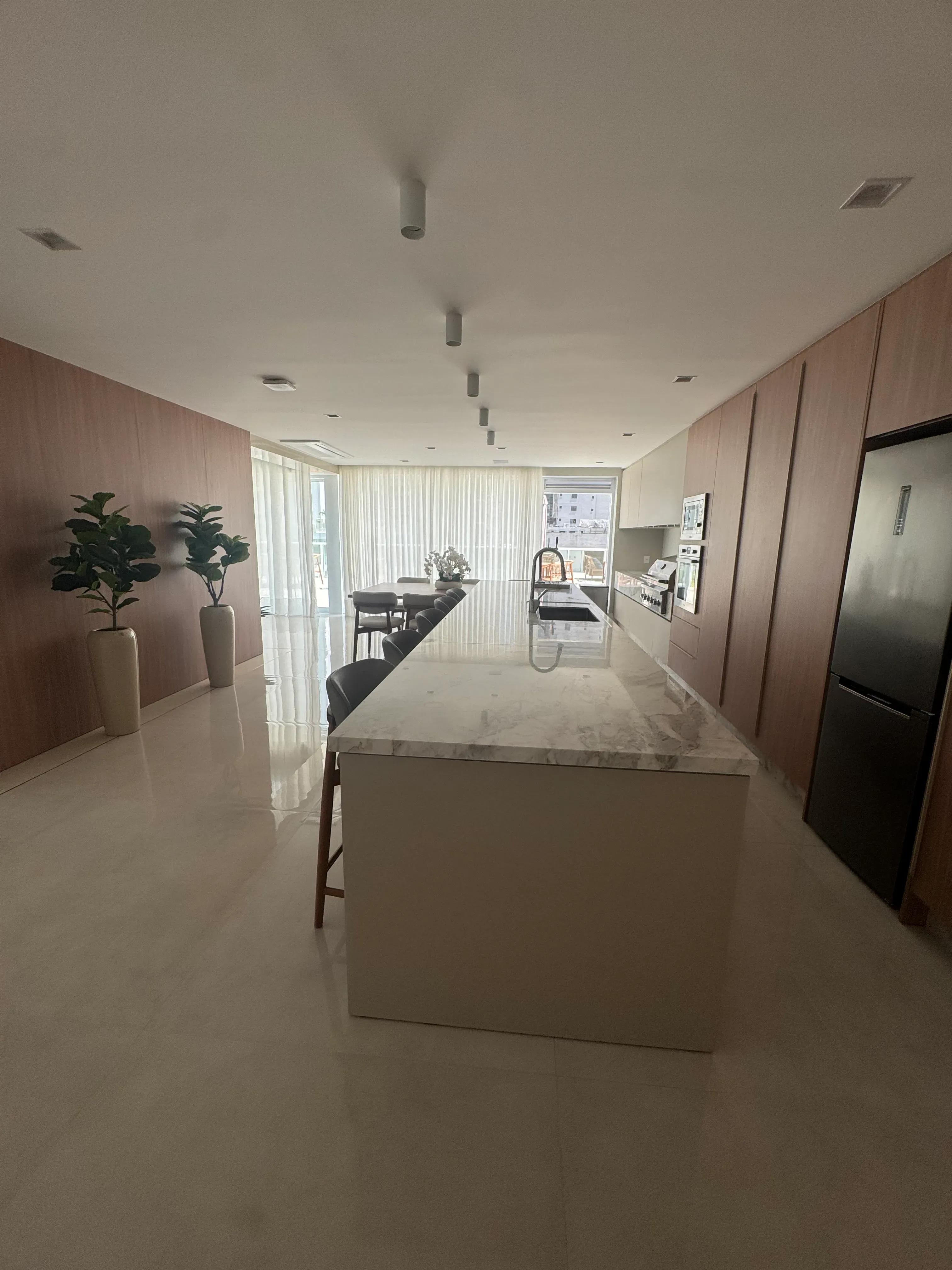 Apartamento com 3 dormitórios sendo 3 suítes e 2 vagas de garagem em Balneário Camboriú/SC