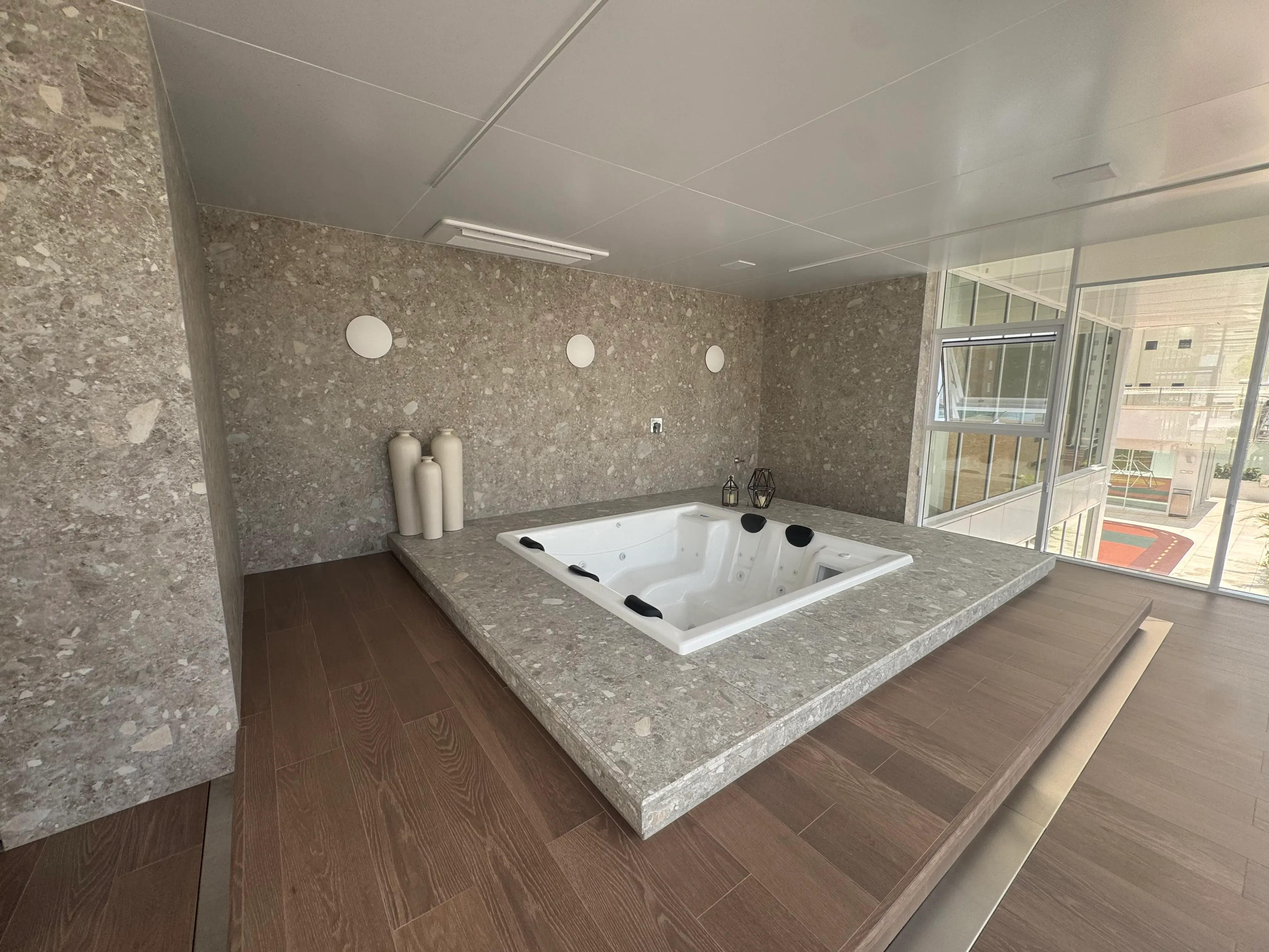 Apartamento com 3 dormitórios sendo 3 suítes e 2 vagas de garagem em Balneário Camboriú/SC