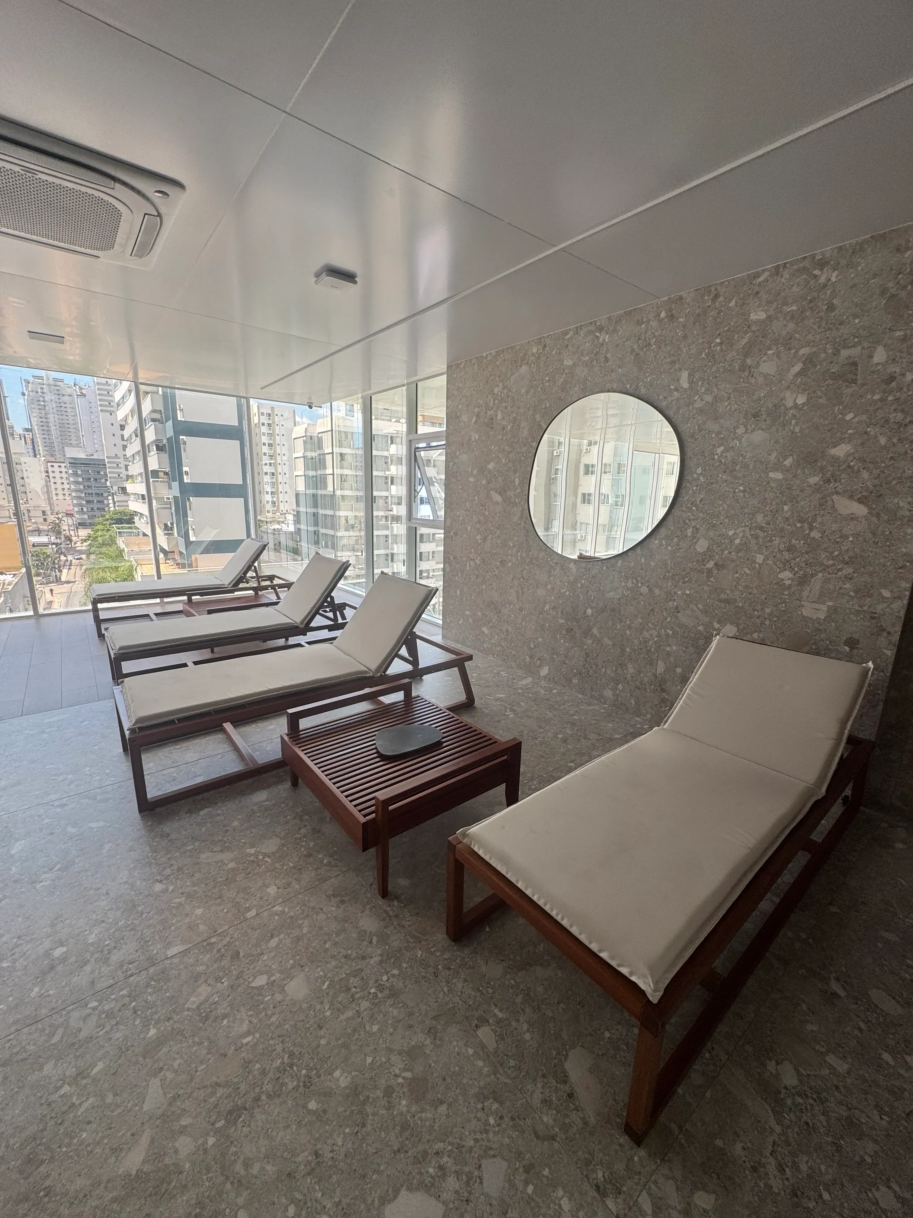 Apartamento com 3 dormitórios sendo 3 suítes e 2 vagas de garagem em Balneário Camboriú/SC